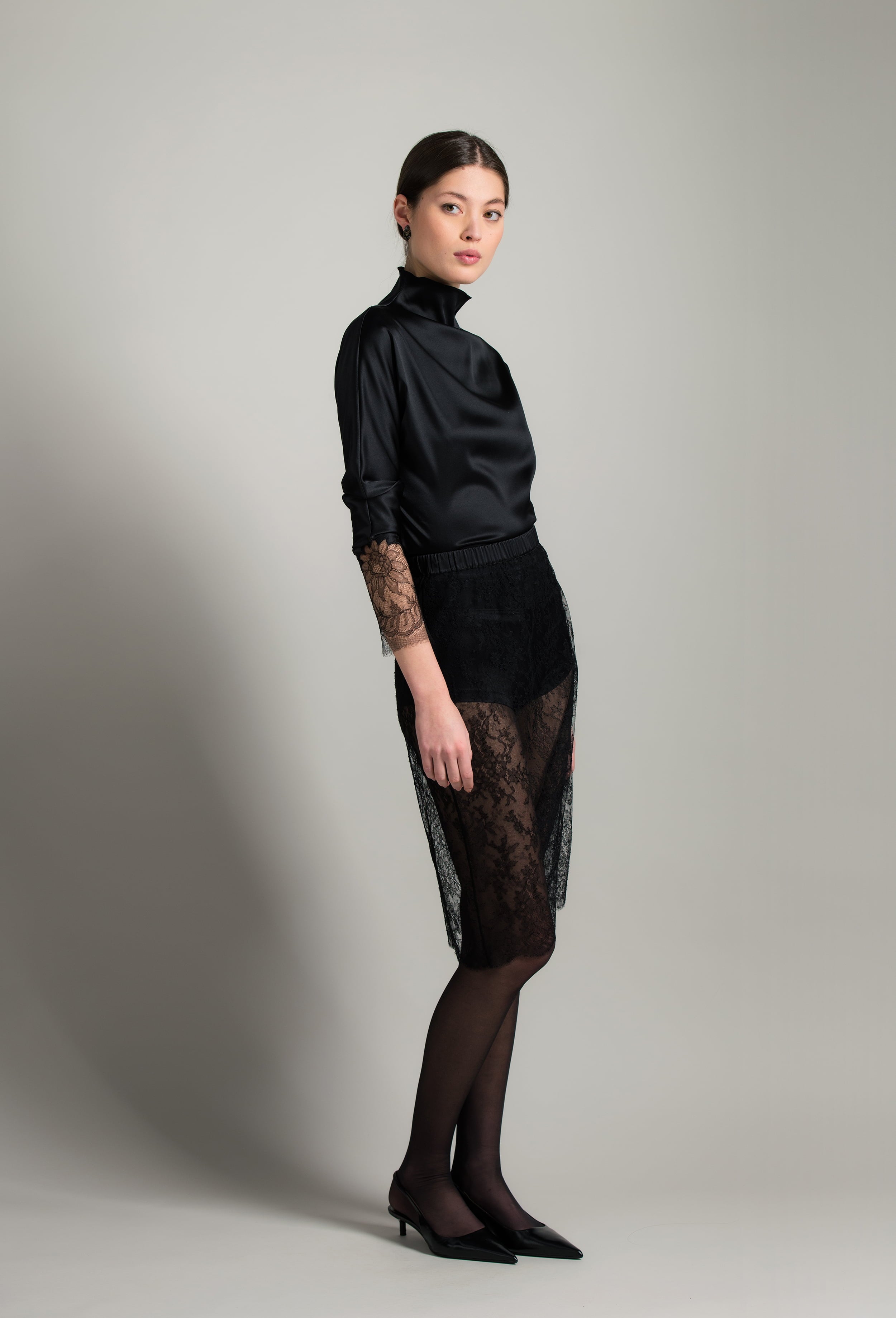 Made of silk and lace, explore the lingerie collection Winter 2026-27 from the house Carine Gilson with this Long sleeves top in Black Silk  with Black lace