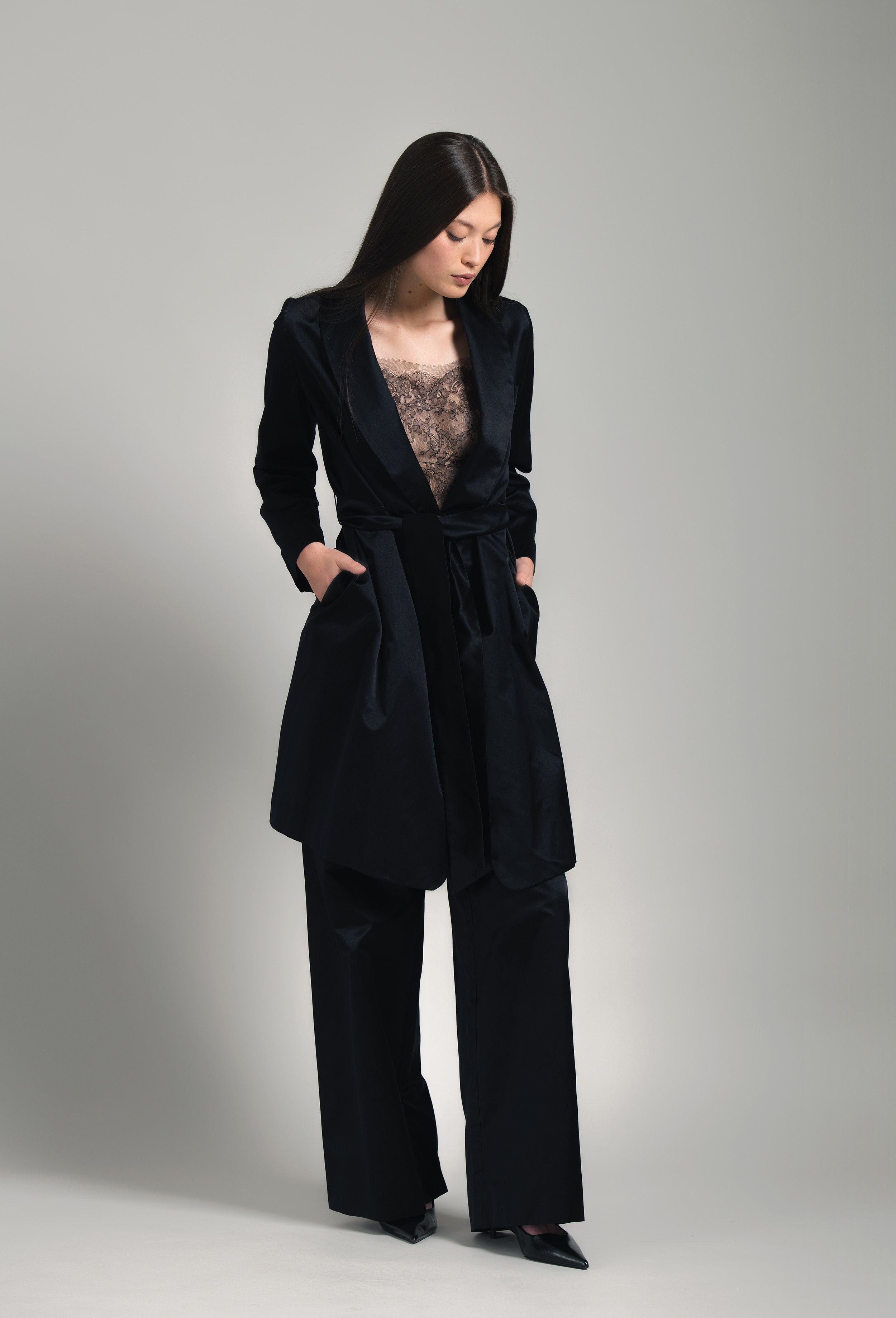 Discover the unique craftmanship of the belgian designer Carine Gilson in her atelier for the Winter 2026-27 collection with this Jacket Tuxedo style in black Silk 