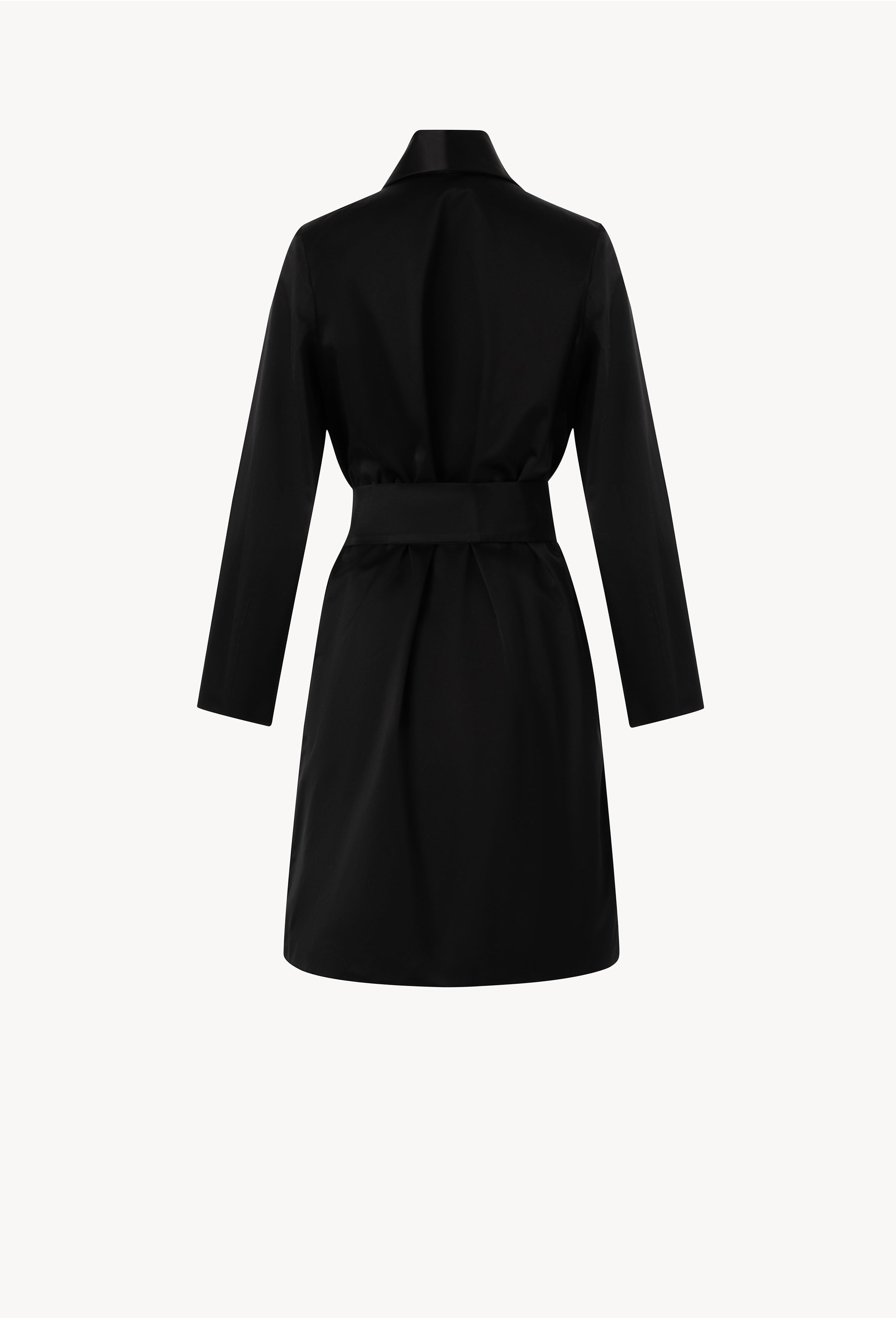 Discover the unique craftmanship of the belgian designer Carine Gilson in her atelier for the Winter 2026-27 collection with this Jacket Tuxedo style in black Silk 