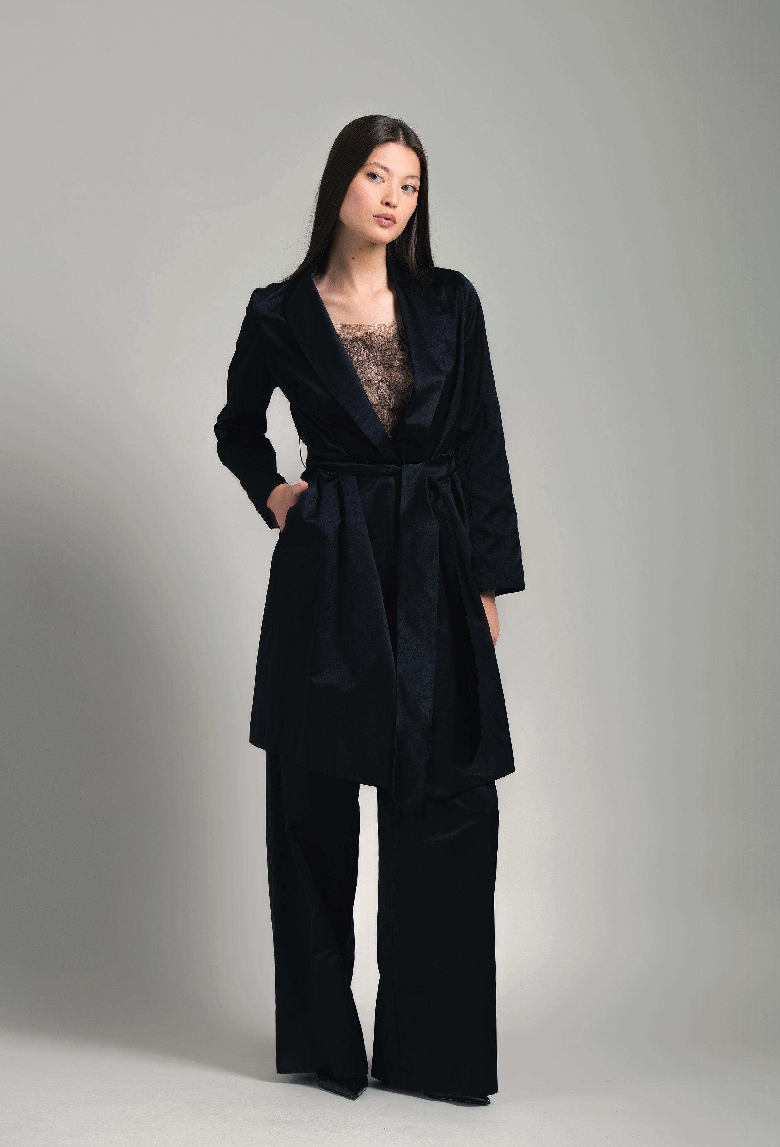Discover the unique craftmanship of the belgian designer Carine Gilson in her atelier for the Winter 2026-27 collection with this Jacket Tuxedo style in black Silk 