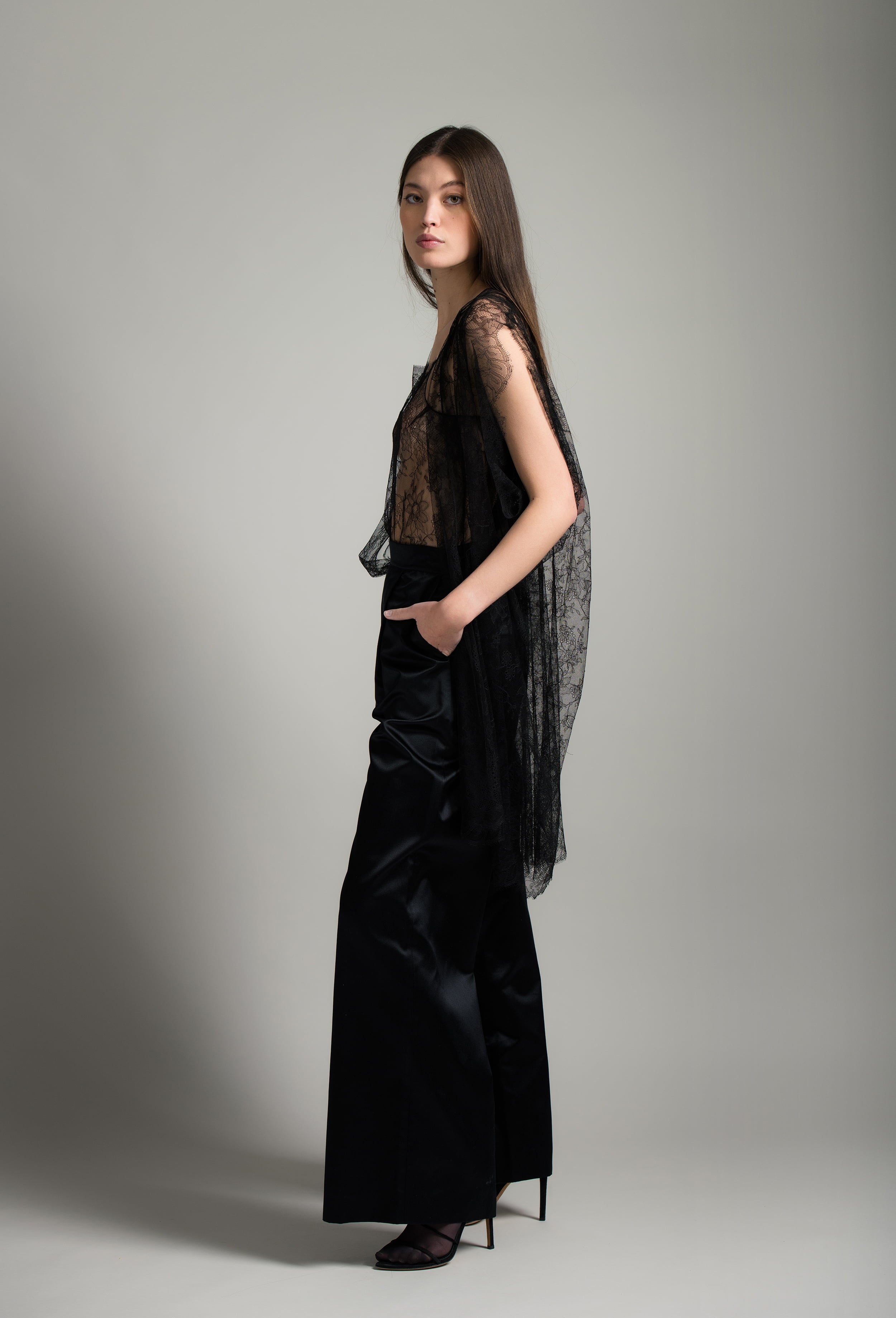 Enter Carine Gilson's world and the most beautiful silk lingerie with the Winter 2026-27 collection with this Oversize Cardigan in Black Silk  with Black lace