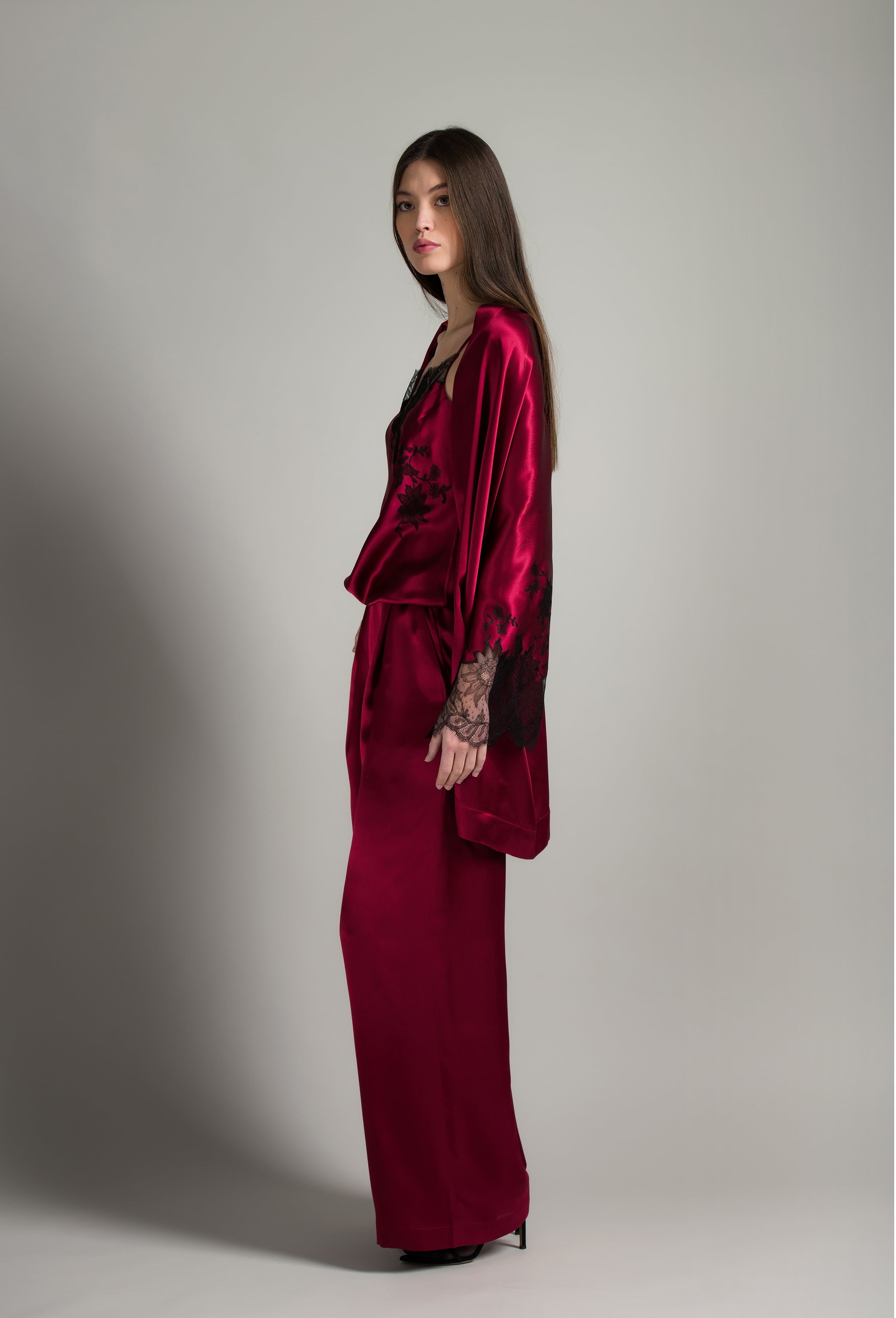 Discover the Winter 2026-27 collection of lingerie couture from the house Carine Gilson with this Short Kimono Raglan Style in Rubis red Silk  with Black lace