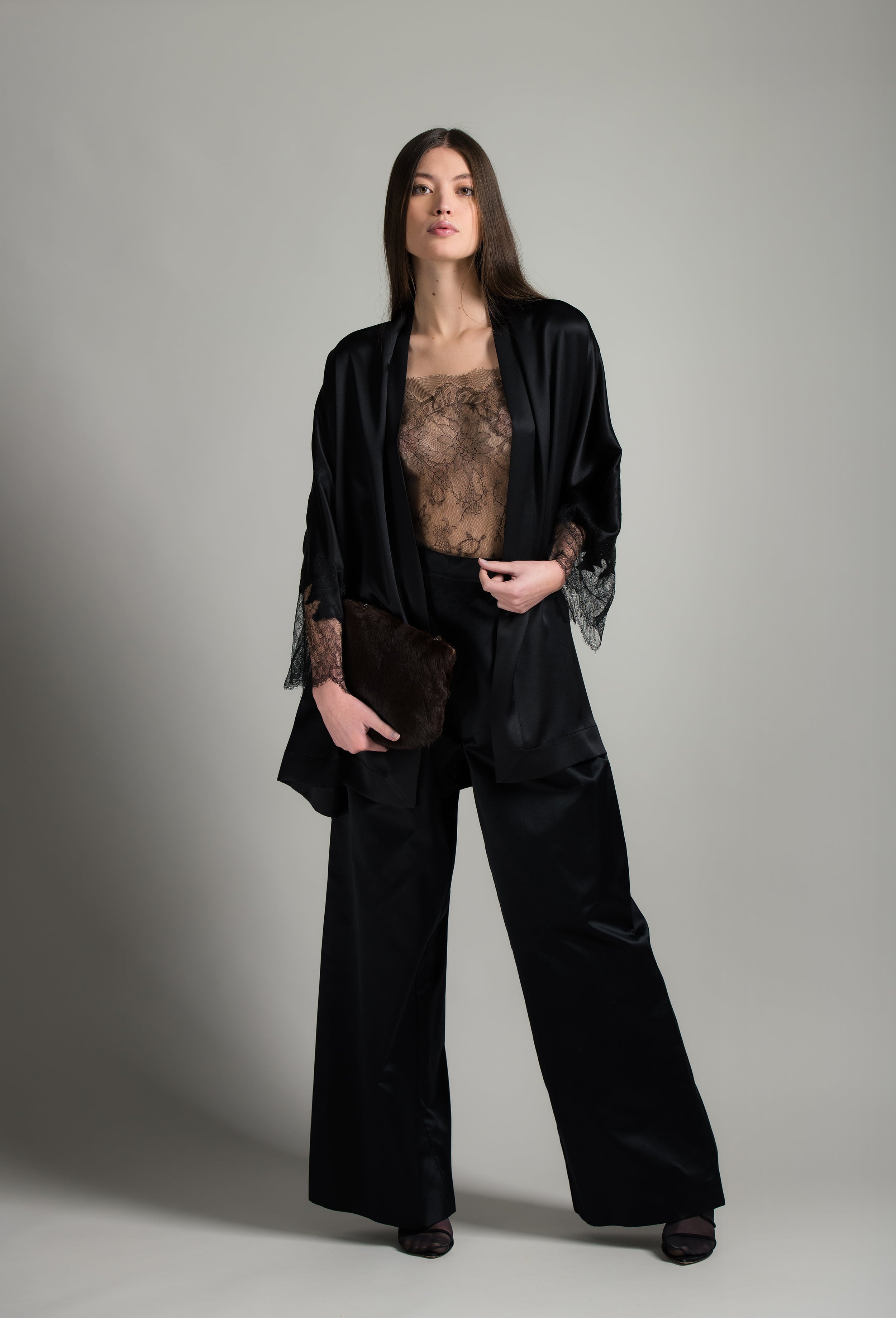Enter Carine Gilson's world and the most beautiful silk lingerie with the Winter 2026-27 collection with this Short Kimono Raglan Style in Black Silk  with Black lace