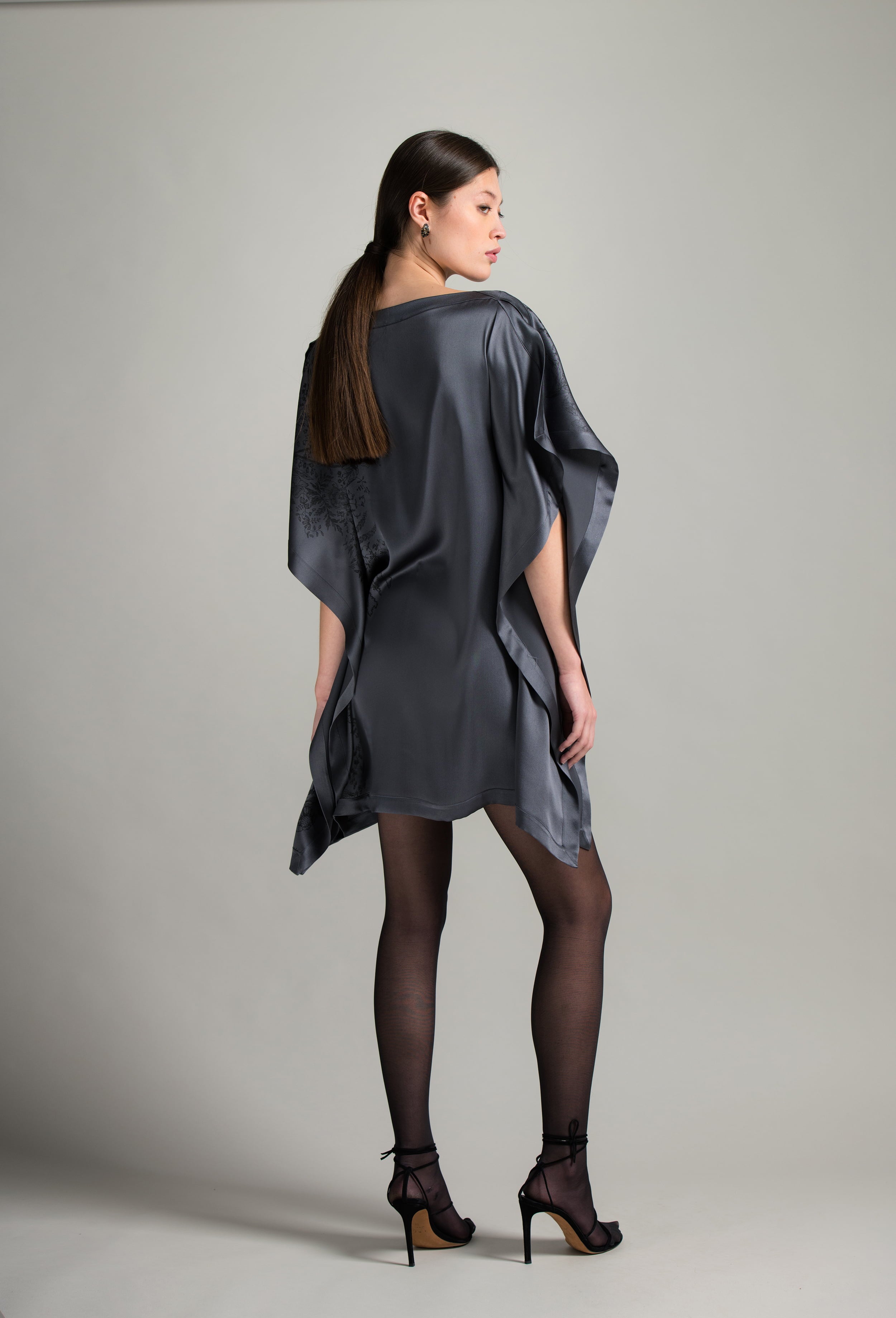 Made of hand printed silk, explore the lingerie collection Winter 2026-27 from the house Carine Gilson with this Short Kaftan with 2 Silk Carre in StormGrey print Silk 