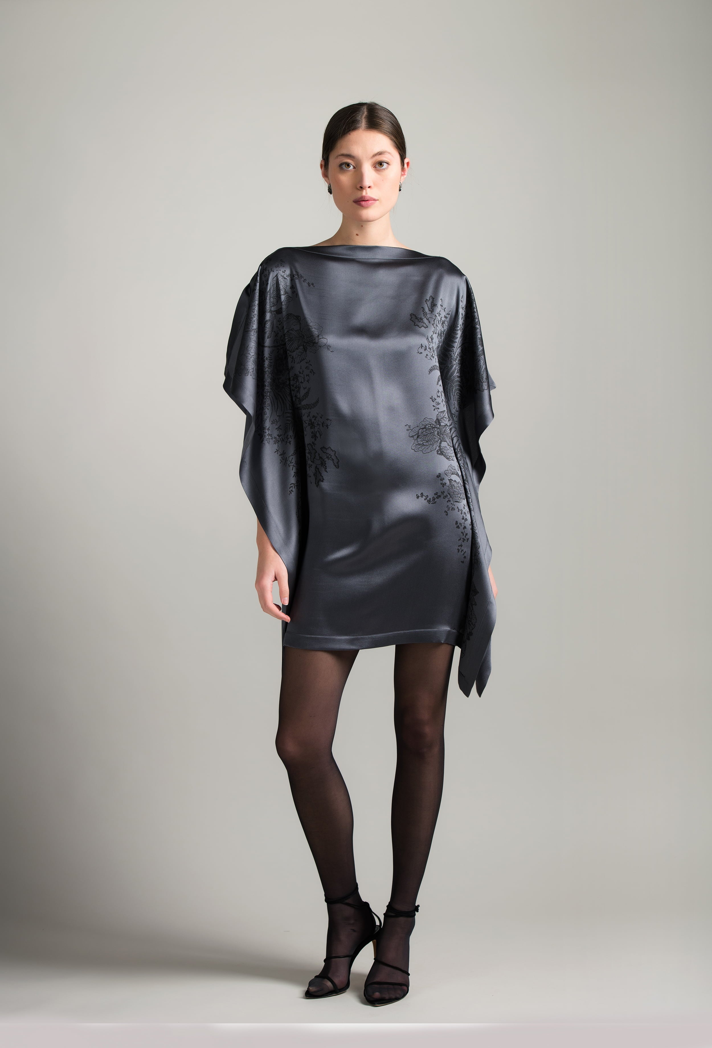 Made of hand printed silk, explore the lingerie collection Winter 2026-27 from the house Carine Gilson with this Short Kaftan with 2 Silk Carre in StormGrey print Silk 
