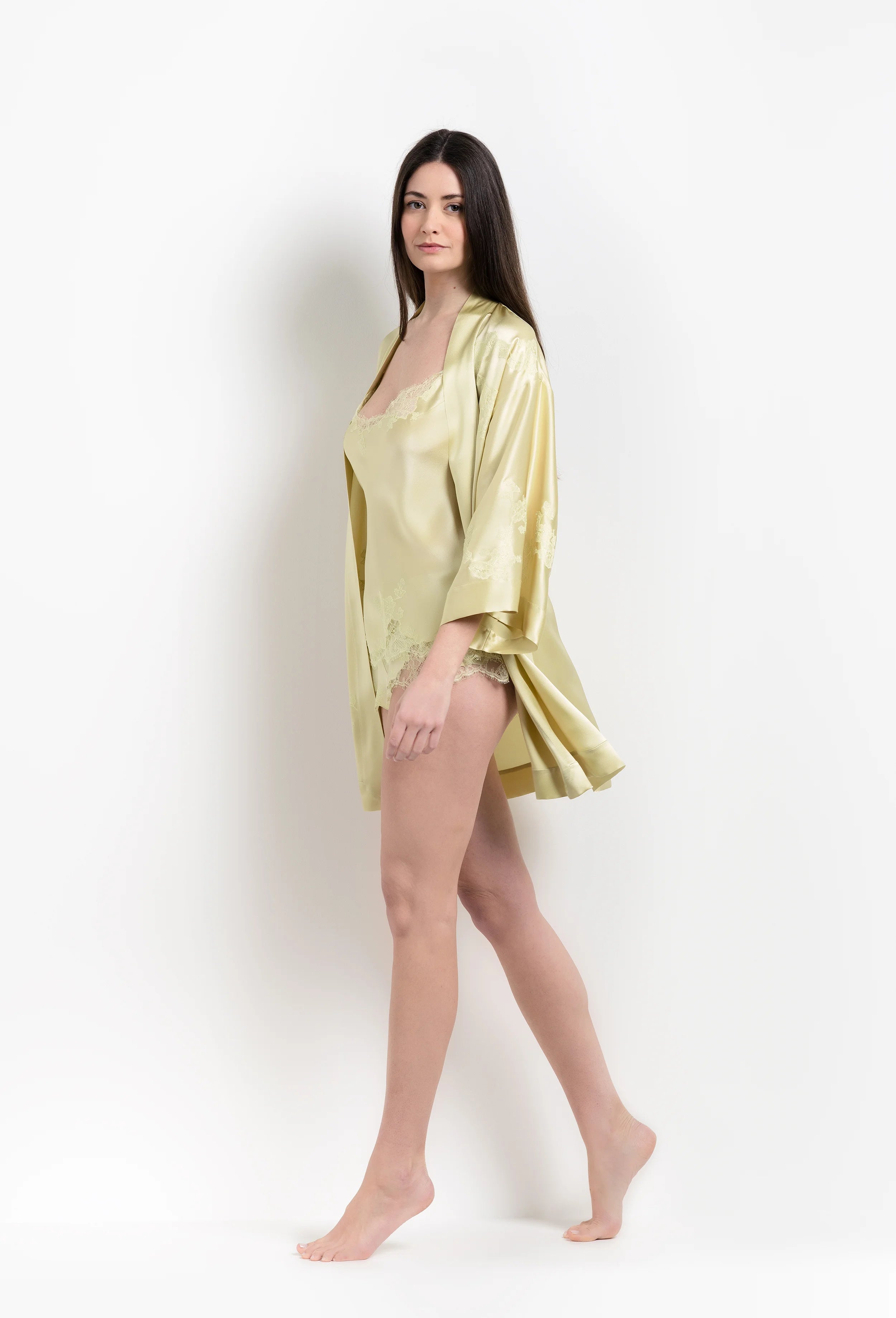 Enjoy the 2026 Summer collection of lingerie couture from the house Carine Gilson with this short kimono classic sleeves in light yellow silk with acid yellow lace