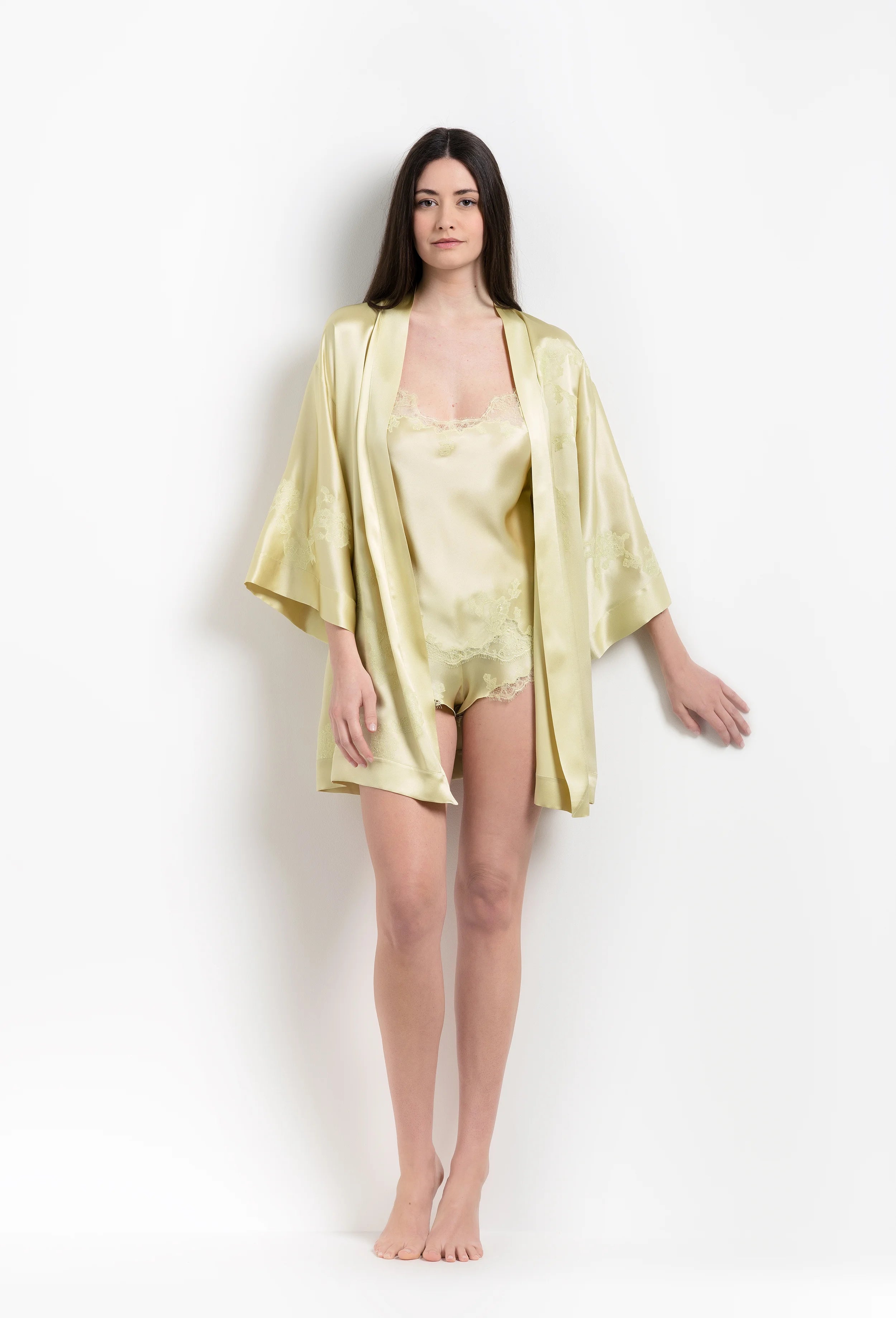 Enjoy the 2026 Summer collection of lingerie couture from the house Carine Gilson with this short kimono classic sleeves in light yellow silk with acid yellow lace