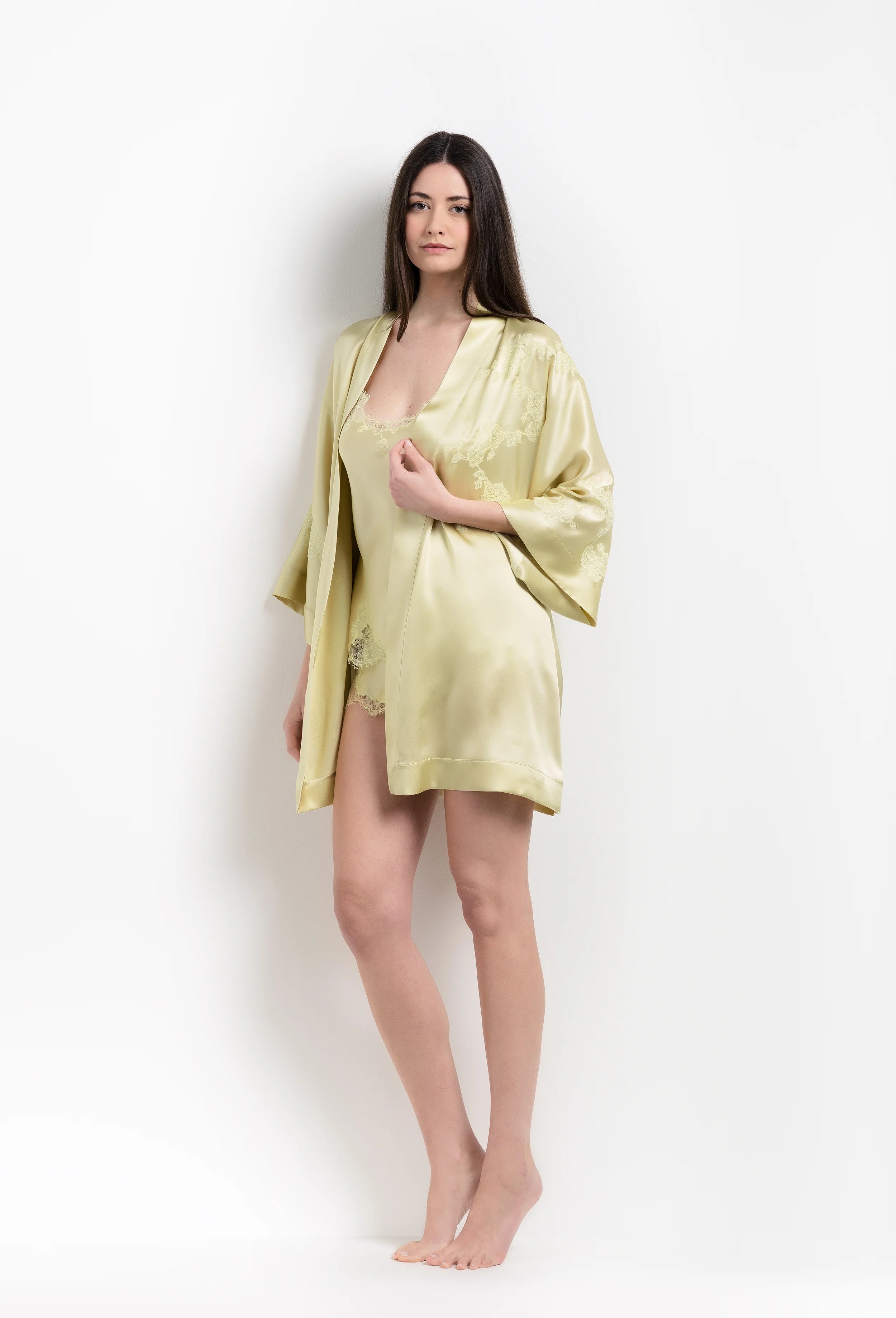 Enjoy the 2026 Summer collection of lingerie couture from the house Carine Gilson with this short kimono classic sleeves in light yellow silk with acid yellow lace