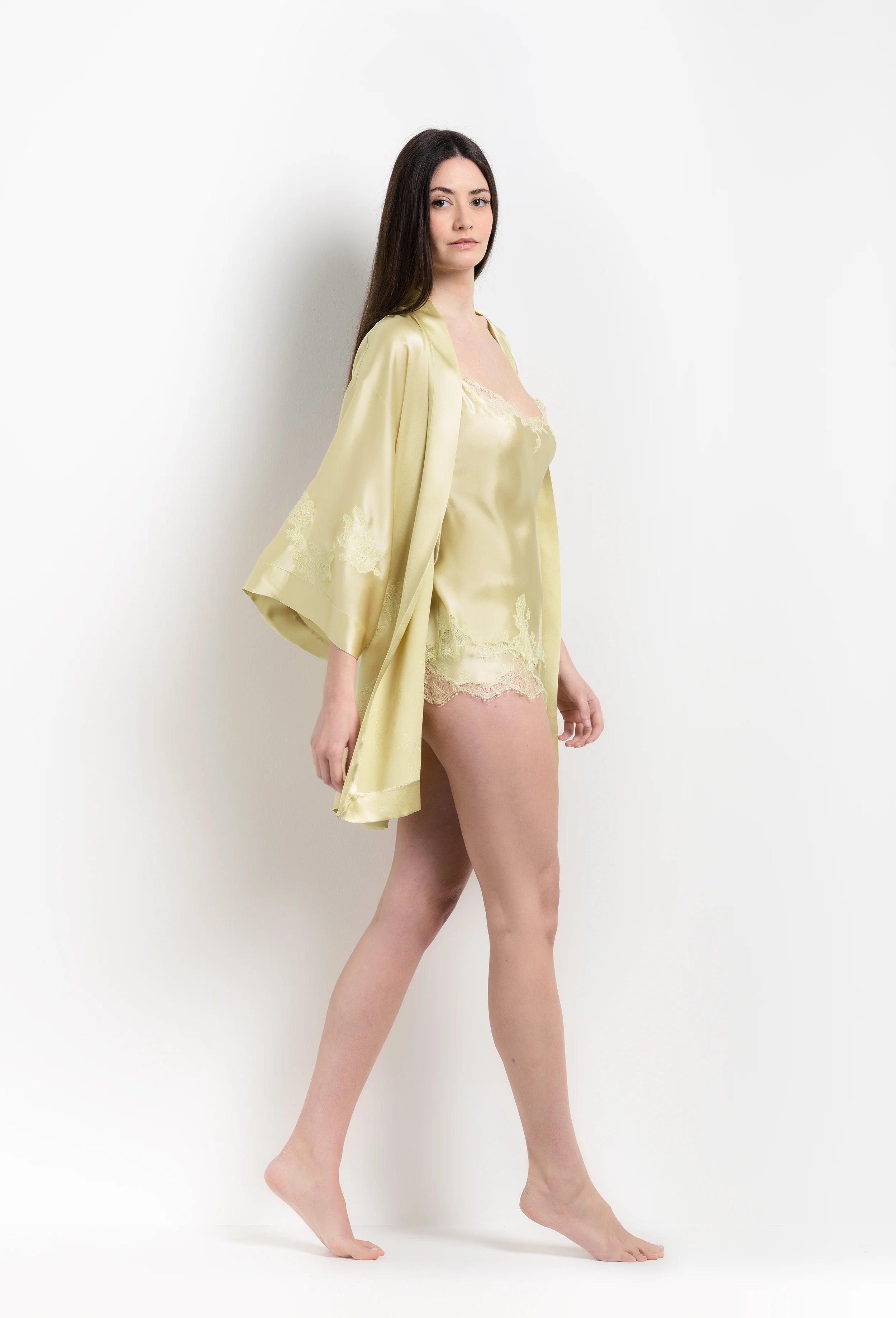 Enjoy the 2026 Summer collection of lingerie couture from the house Carine Gilson with this short kimono classic sleeves in light yellow silk with acid yellow lace