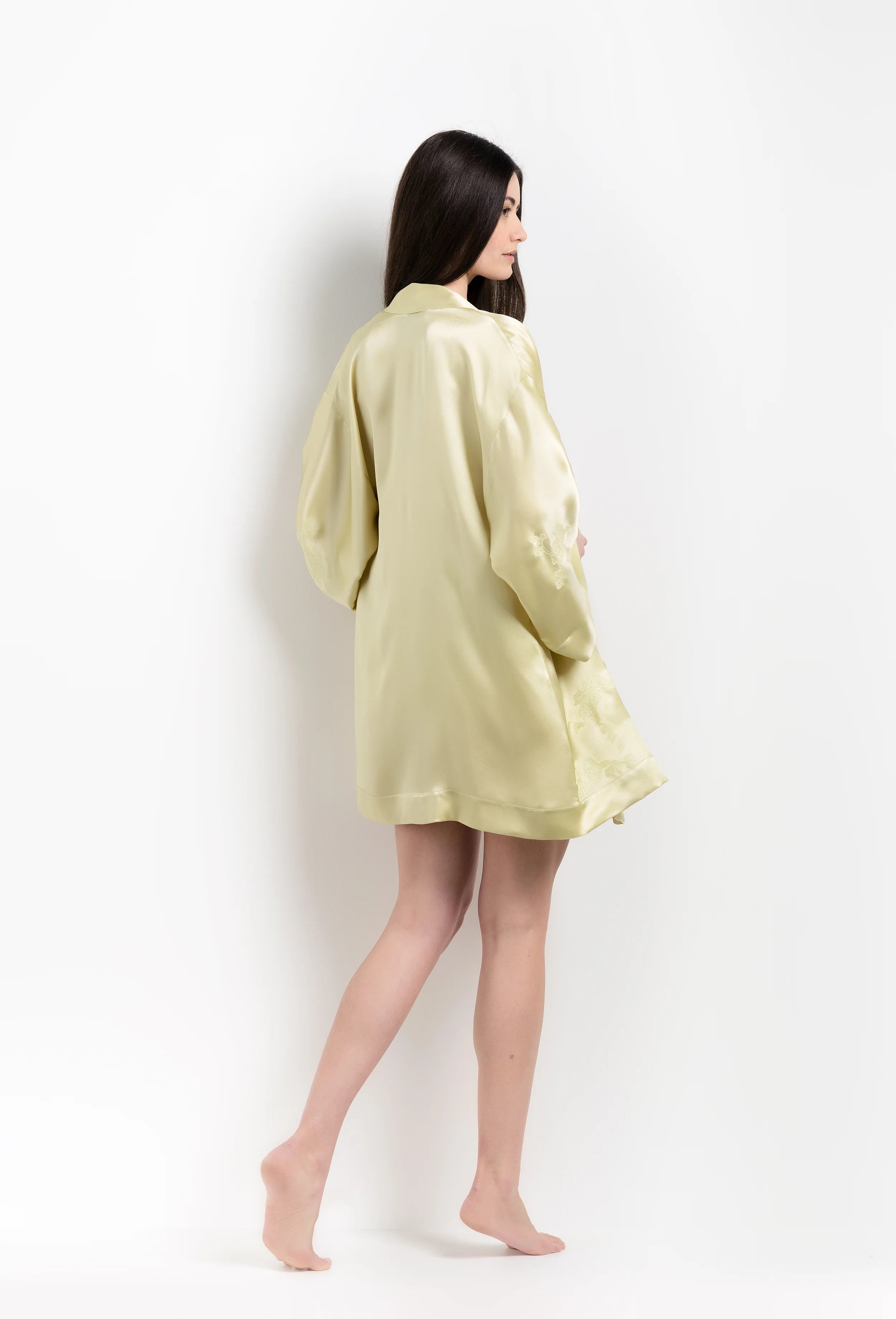 Enjoy the 2026 Summer collection of lingerie couture from the house Carine Gilson with this short kimono classic sleeves in light yellow silk with acid yellow lace