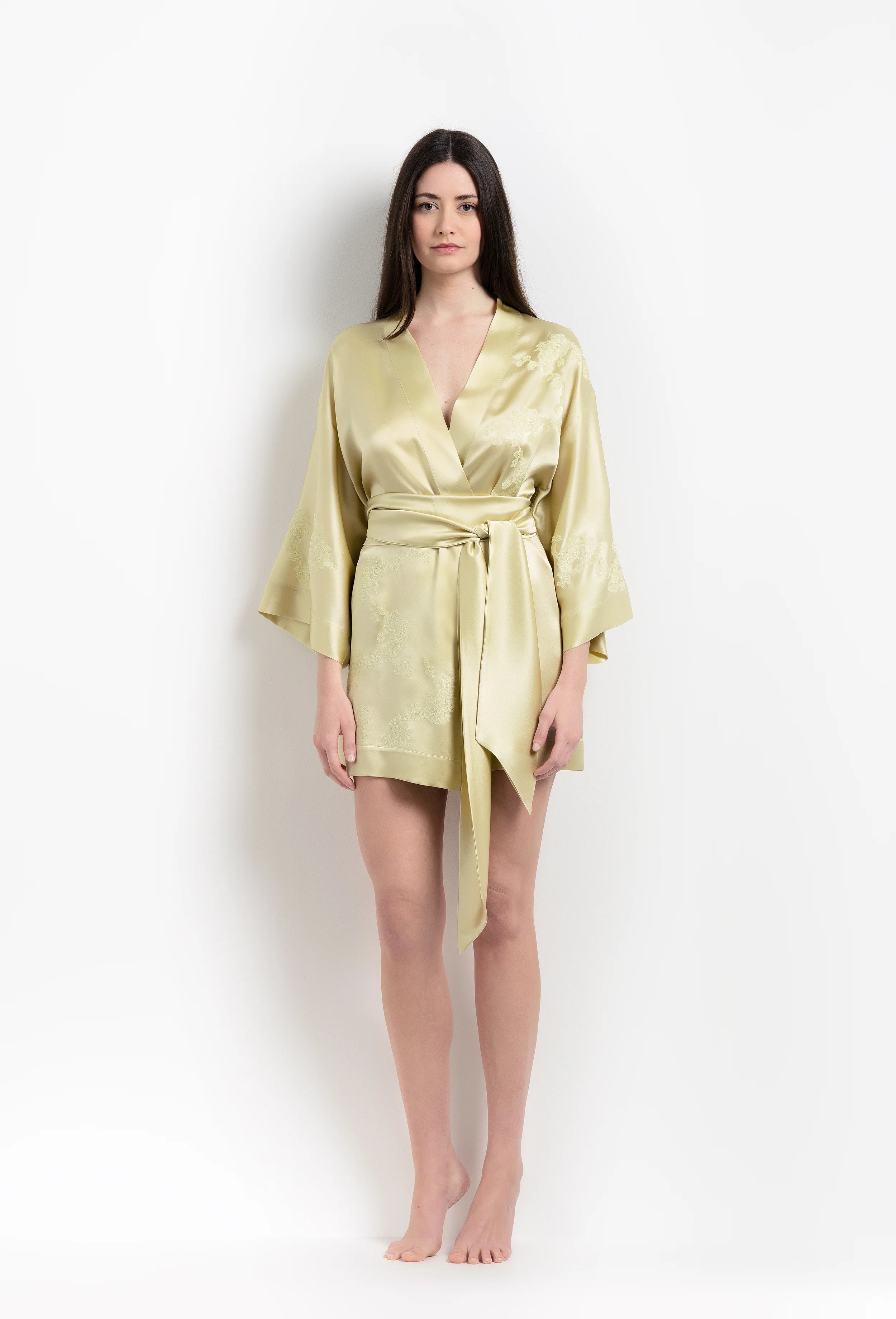 Enjoy the 2026 Summer collection of lingerie couture from the house Carine Gilson with this short kimono classic sleeves in light yellow silk with acid yellow lace