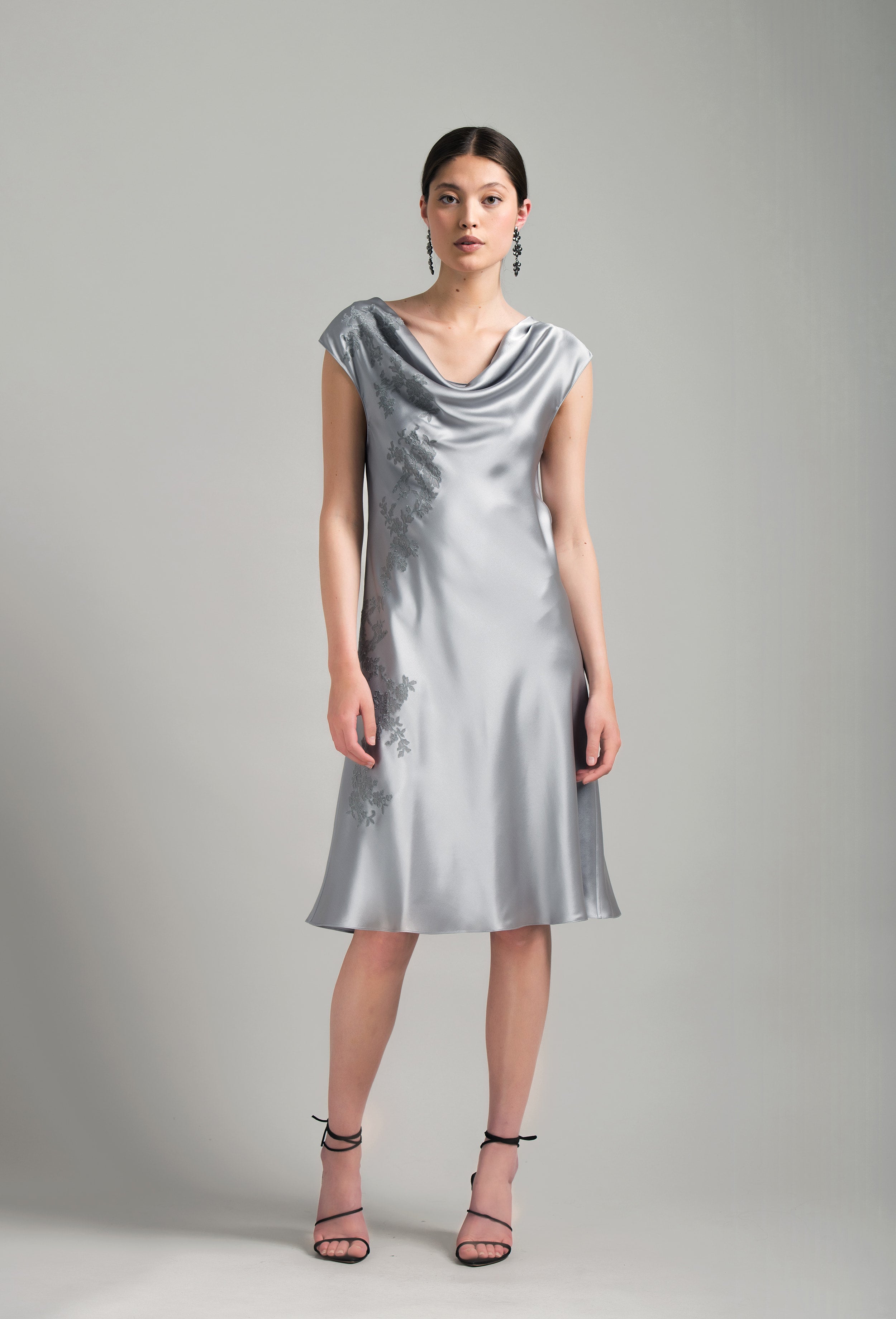 Enjoy the Hiver 2026-27 collection of couture from the house Carine Gilson with this Midi Dress boat neck in LeadGrey Silk with Grey lace