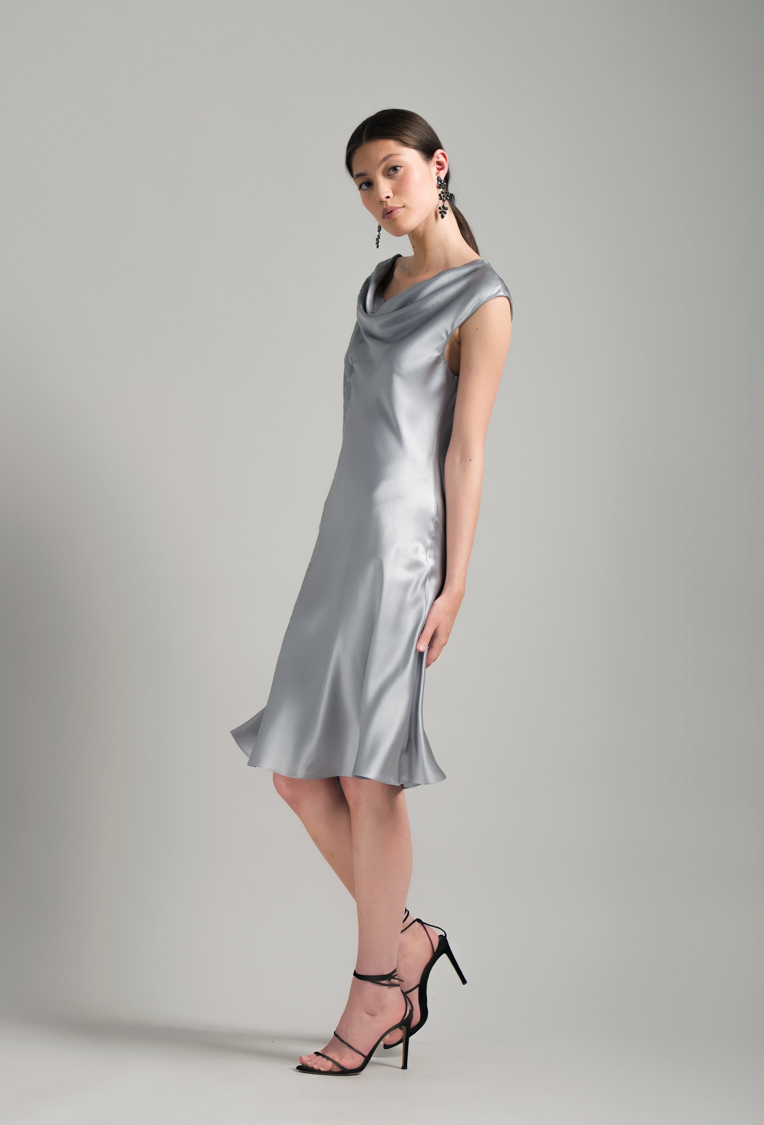 Enjoy the Hiver 2026-27 collection of couture from the house Carine Gilson with this Midi Dress boat neck in LeadGrey Silk with Grey lace
