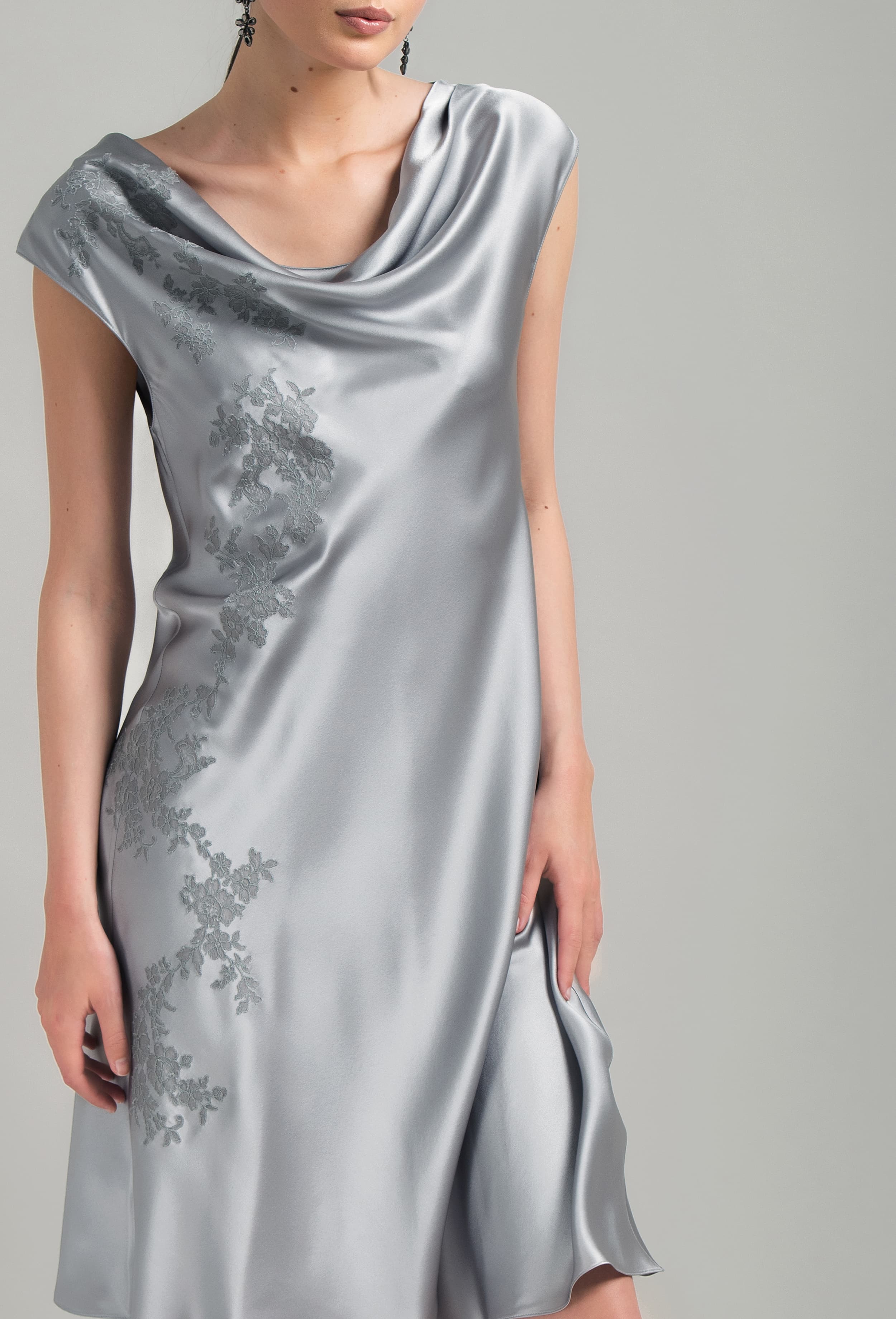 Enjoy the Hiver 2026-27 collection of couture from the house Carine Gilson with this Midi Dress boat neck in LeadGrey Silk with Grey lace