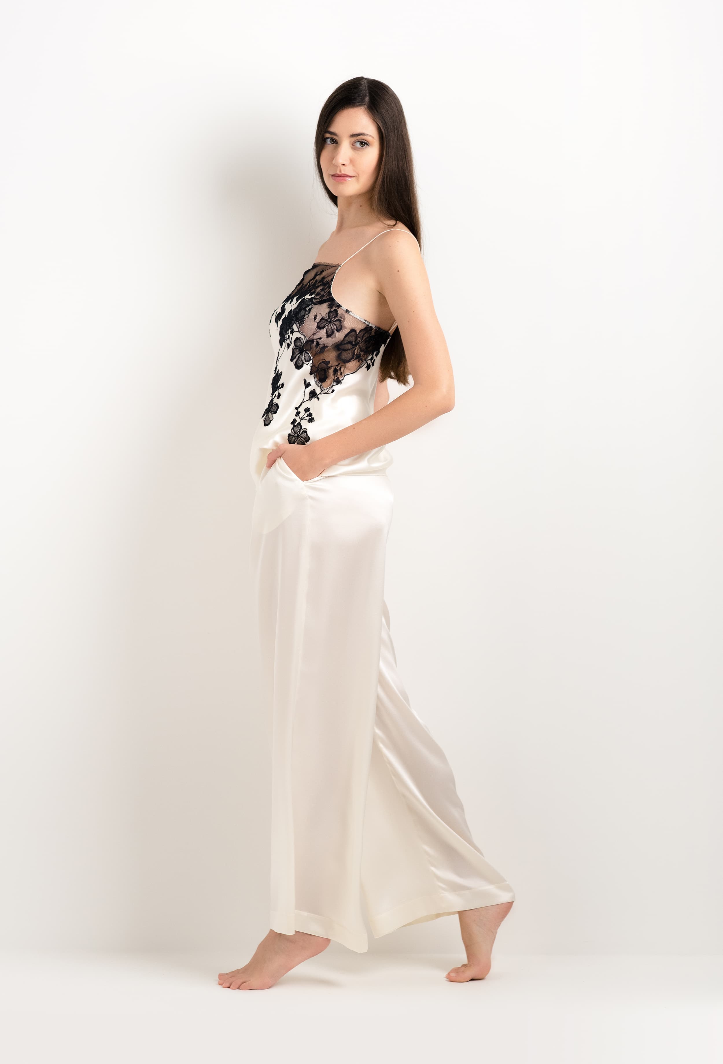 Enter Carine Gilson's world and the most beautiful silk lingerie with the 2025 cruise collection with this Wide Leg Pajama Pants in Pearl Silk 