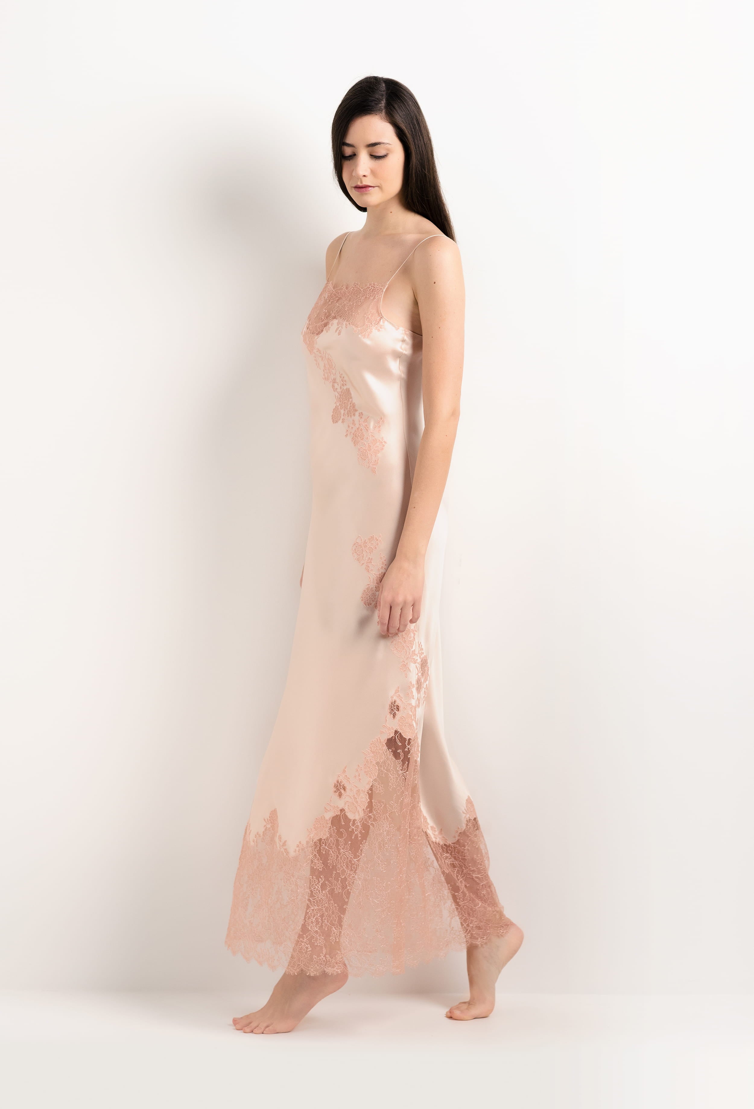 Enter Carine Gilson's world and the most beautiful silk lingerie with the 2025 Summer collection with this Long Gown Straight Neckline in powder pink Silk  with light pink lace