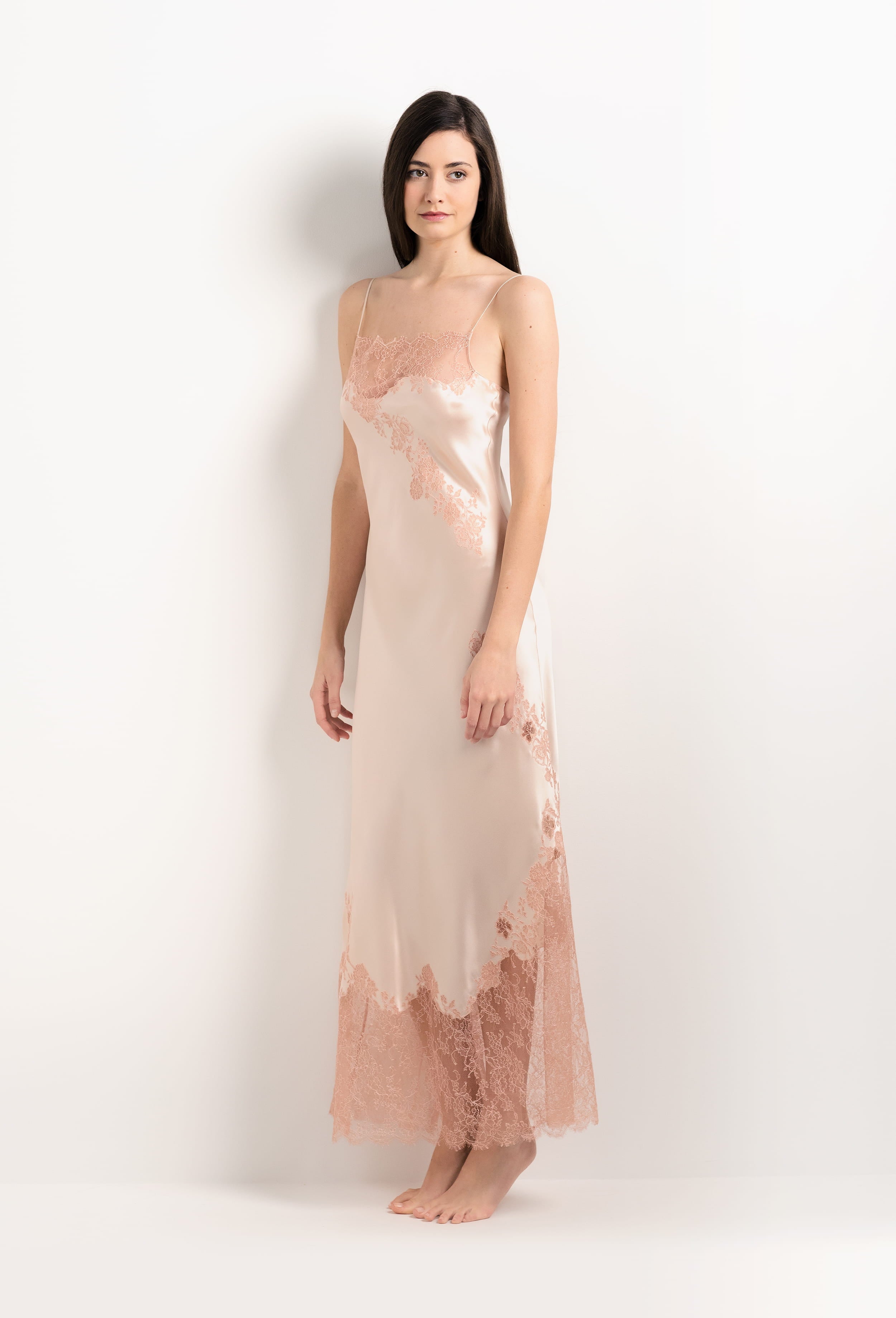 Enter Carine Gilson's world and the most beautiful silk lingerie with the 2025 Summer collection with this Long Gown Straight Neckline in powder pink Silk  with light pink lace