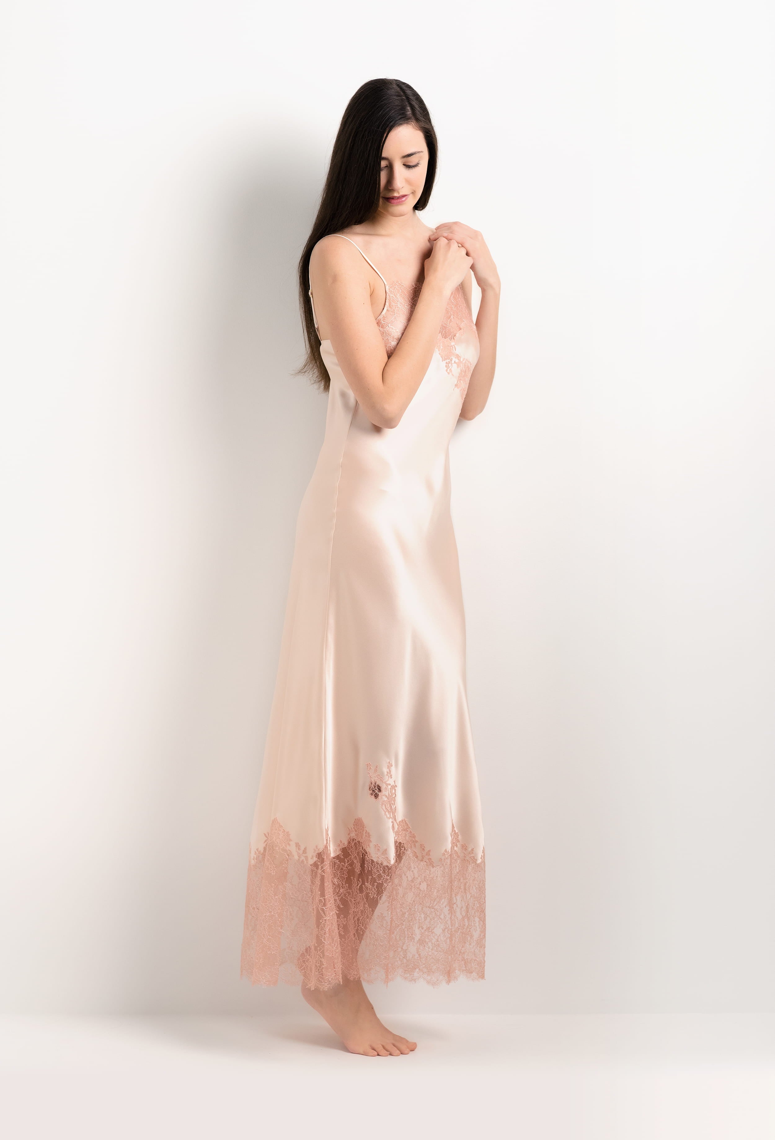 Enter Carine Gilson's world and the most beautiful silk lingerie with the 2025 Summer collection with this Long Gown Straight Neckline in powder pink Silk  with light pink lace