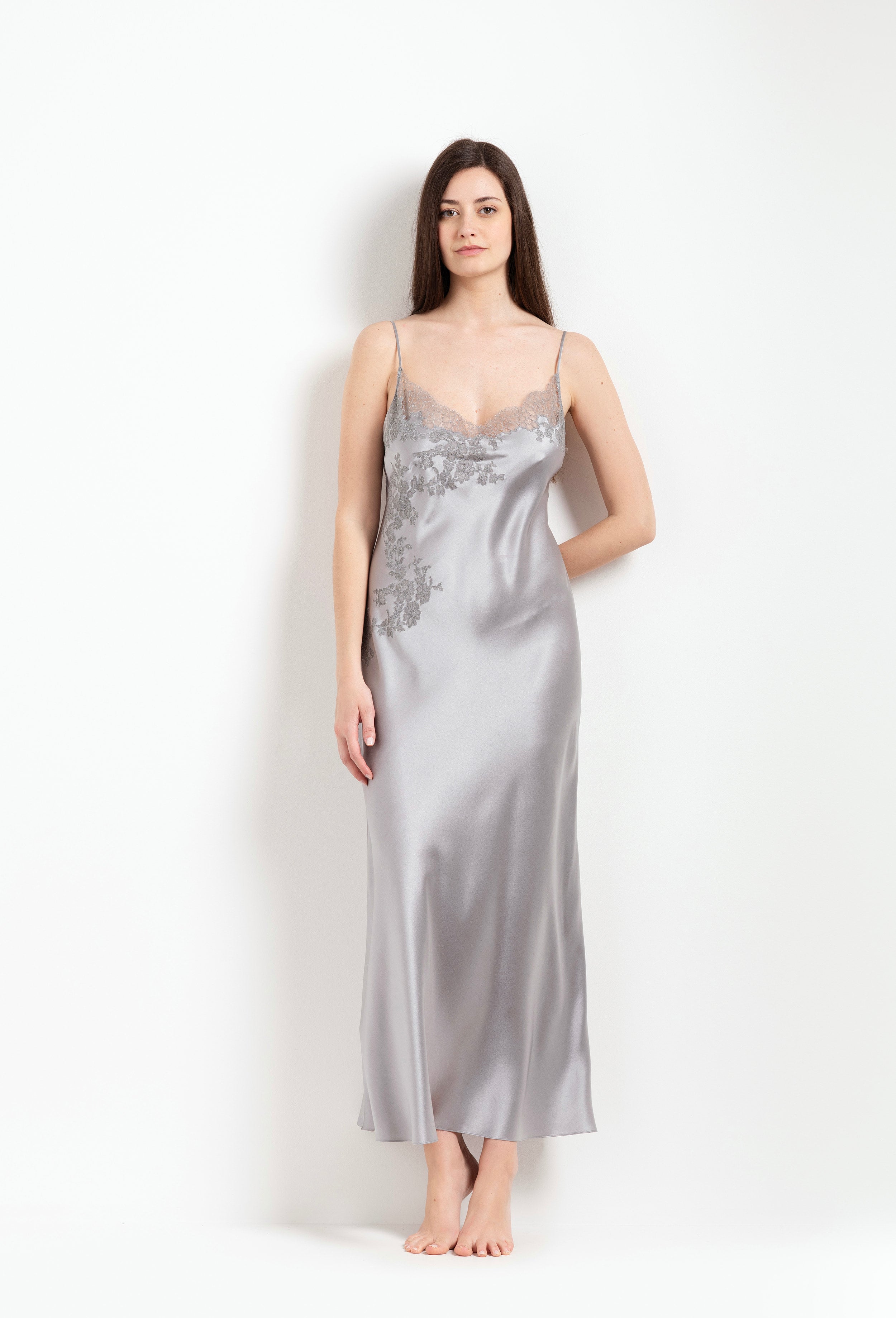 Enter Carine Gilson's world and the most beautiful silk lingerie with the Hiver 2026-27 collection with this Long Dress Classic Style in LeadGrey Silk  with Grey lace