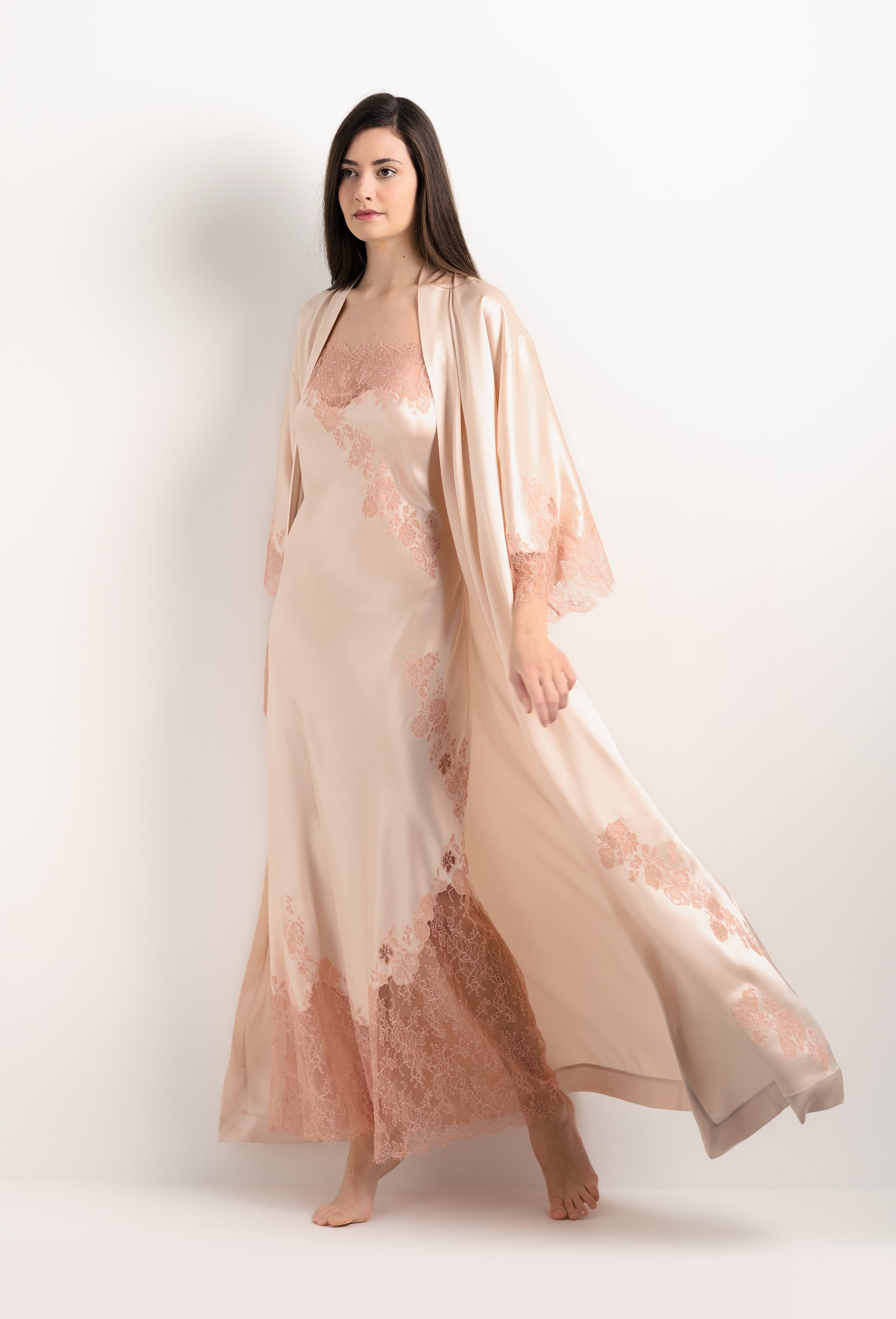 Be seduced by Carine Gilson most beautiful silk lingerie collection with this Long Kimono Classic Sleeves in powder pink Silk  with light rose lace