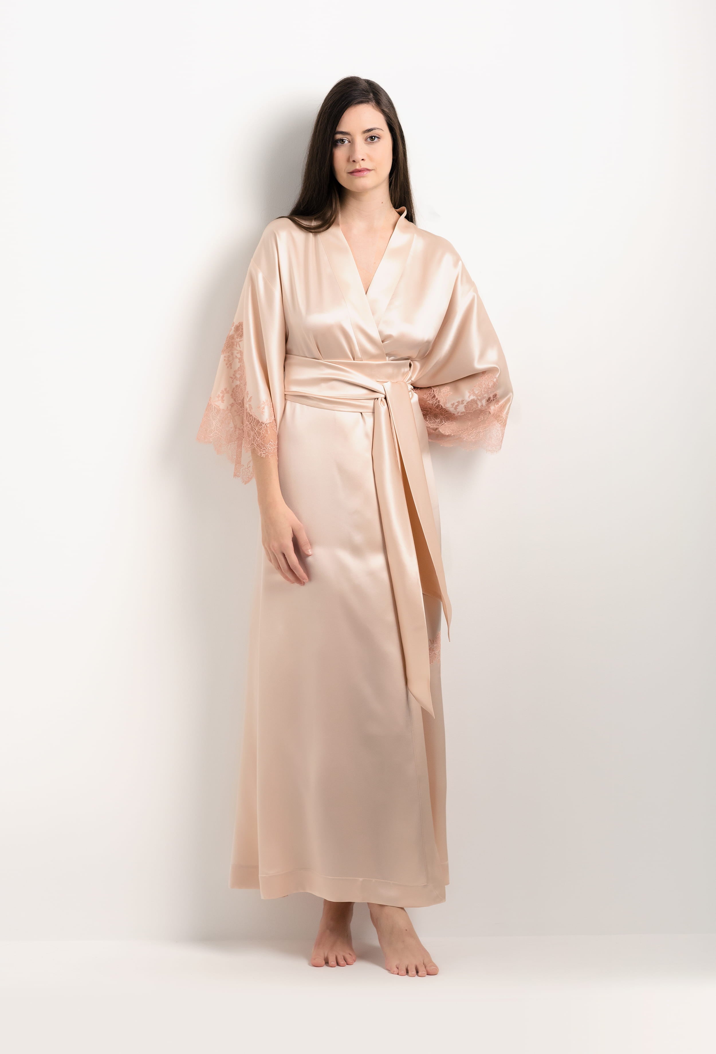 Be seduced by Carine Gilson most beautiful silk lingerie collection with this Long Kimono Classic Sleeves in powder pink Silk  with light rose lace