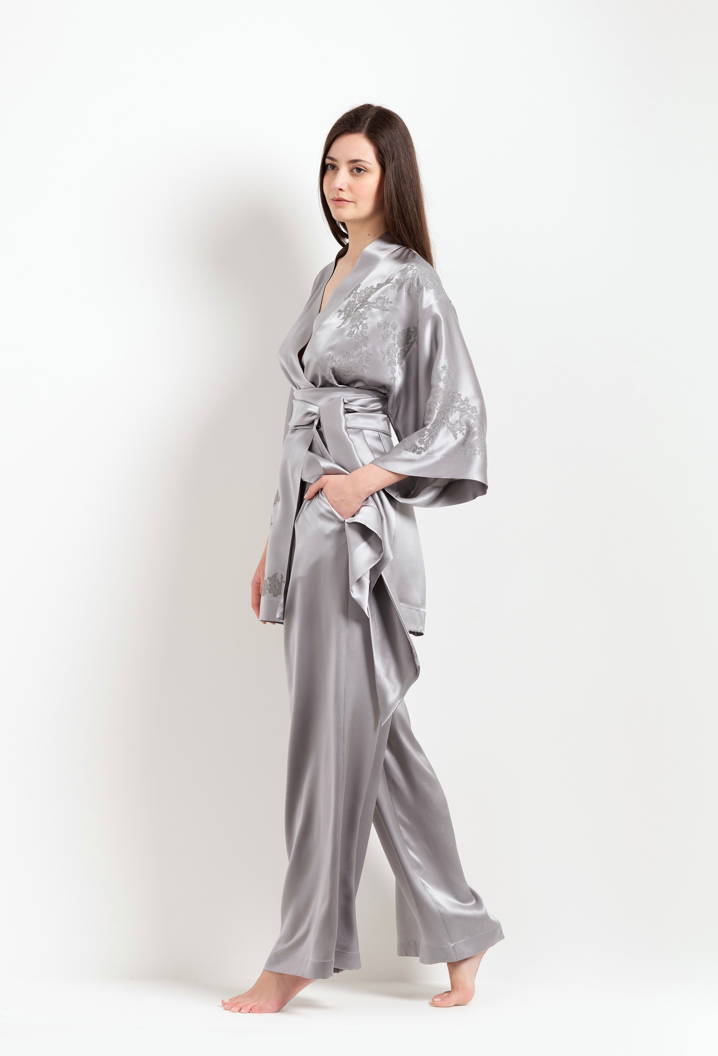 Made of silk and lace, explore the lingerie collection Hiver 2026-27 from the house Carine Gilson with this Short Kimono Classic Sleeves in LeadGrey Silk  with Grey lace