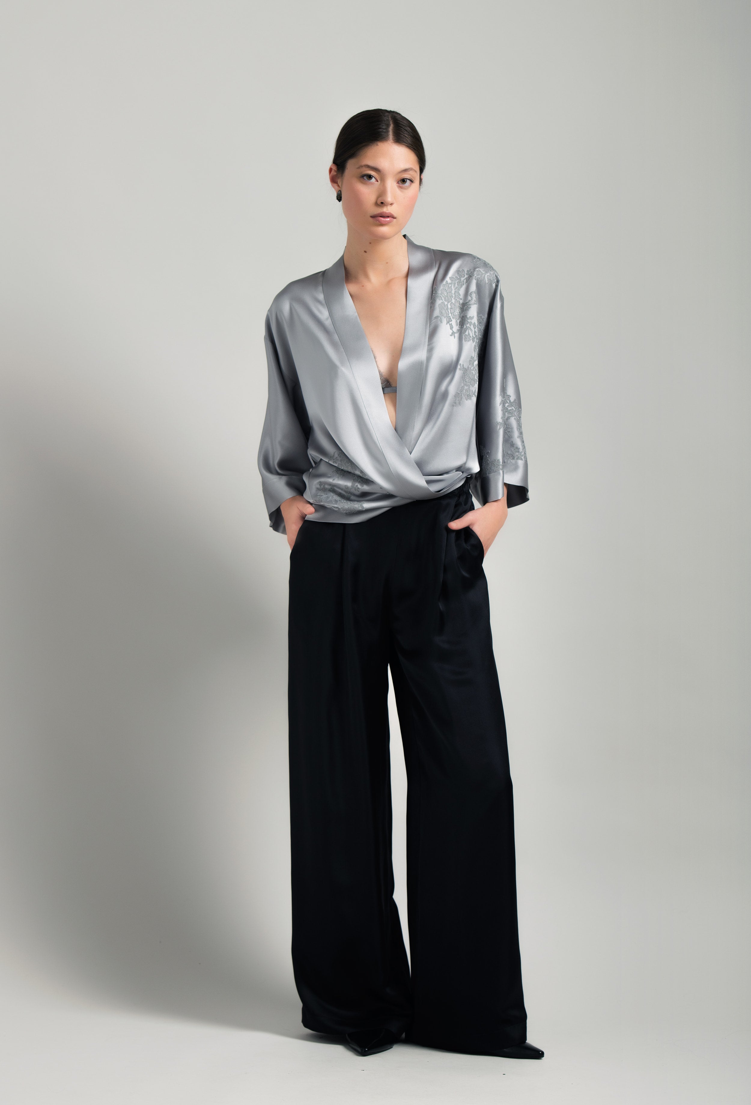 Made of silk and lace, explore the lingerie collection Hiver 2026-27 from the house Carine Gilson with this Short Kimono Classic Sleeves in LeadGrey Silk  with Grey lace