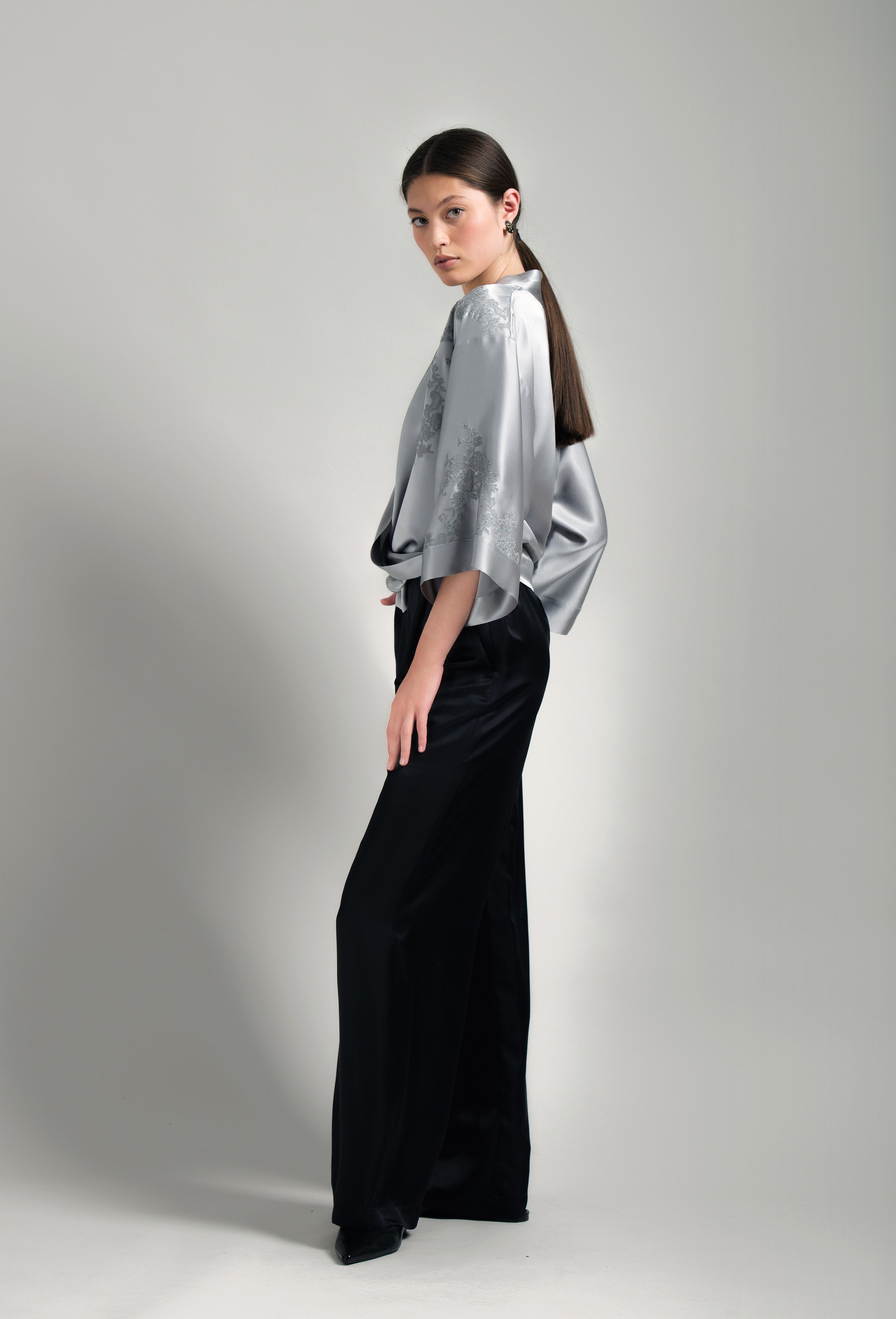 Made of silk and lace, explore the lingerie collection Hiver 2026-27 from the house Carine Gilson with this Short Kimono Classic Sleeves in LeadGrey Silk  with Grey lace