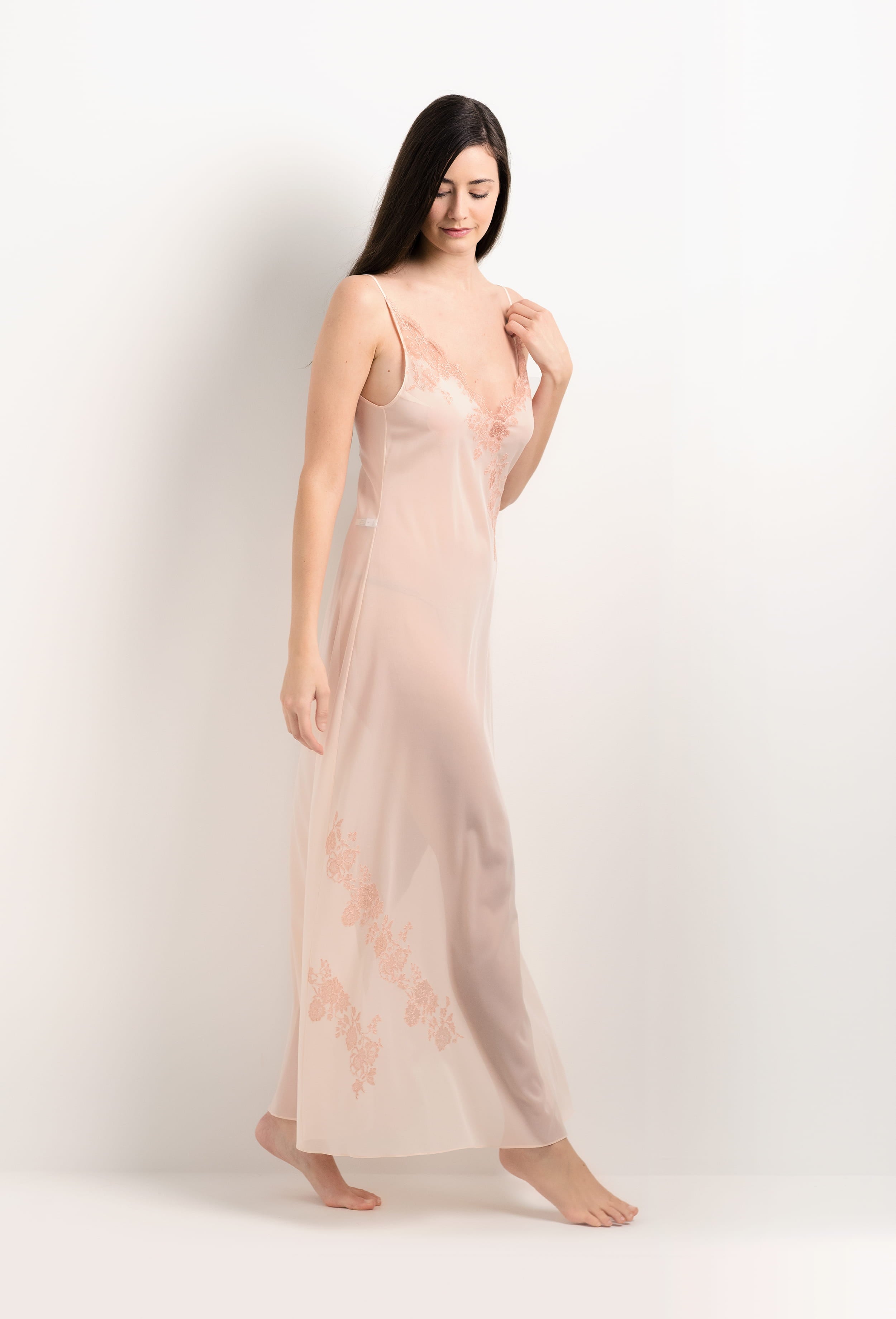 Discover the unique craftmanship of the belgian designer Carine Gilson in her atelier for the 2025 Summer collection with this Long Gown V Neckline in powder pink Silk  with light rose lace