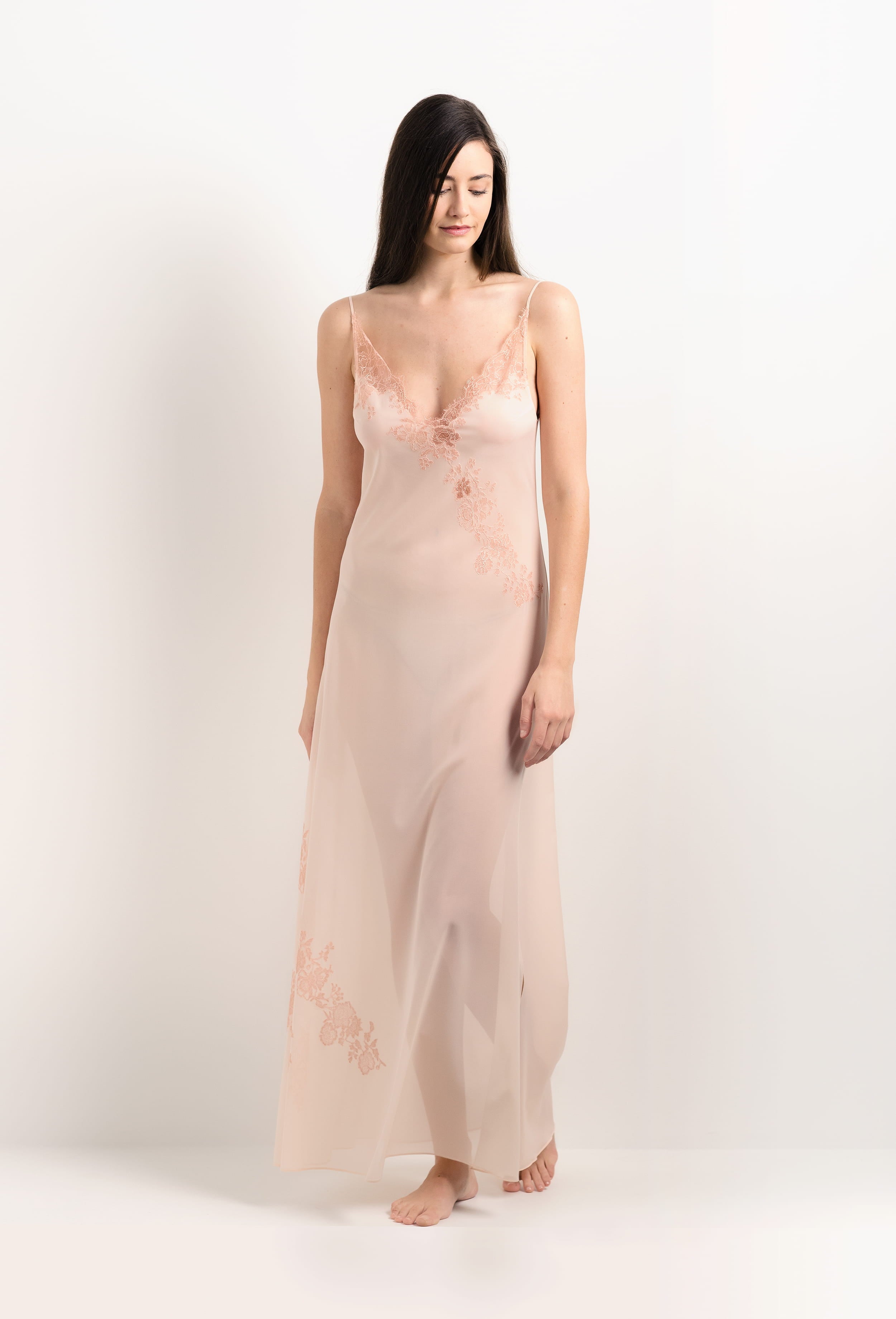 Discover the unique craftmanship of the belgian designer Carine Gilson in her atelier for the 2025 Summer collection with this Long Gown V Neckline in powder pink Silk  with light rose lace