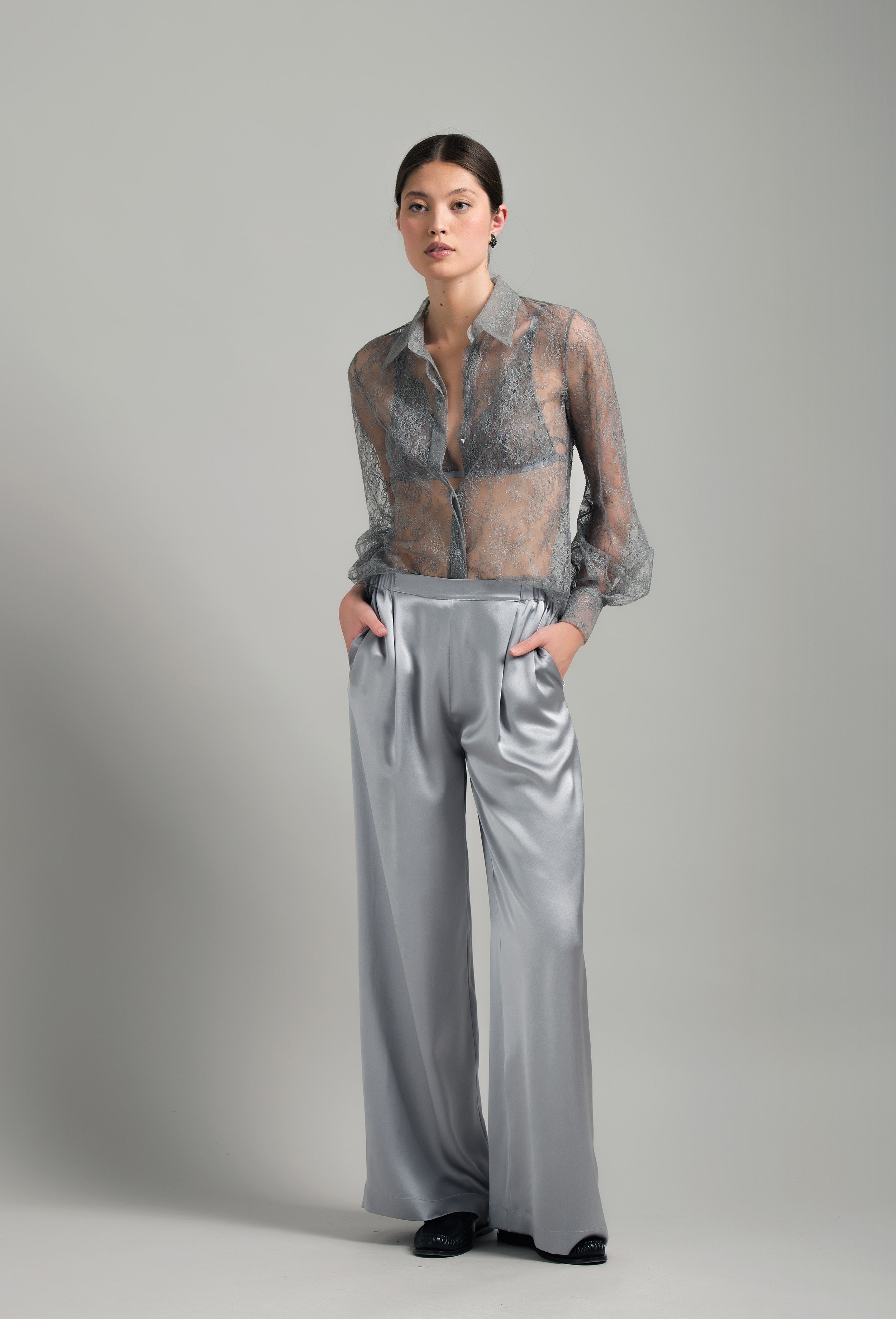 Discover the unique craftmanship of the belgian designer Carine Gilson in her atelier for the Hiver 2026-27 collection with this Soft Bra All Lace in LeadGrey Silk  with Grey lace