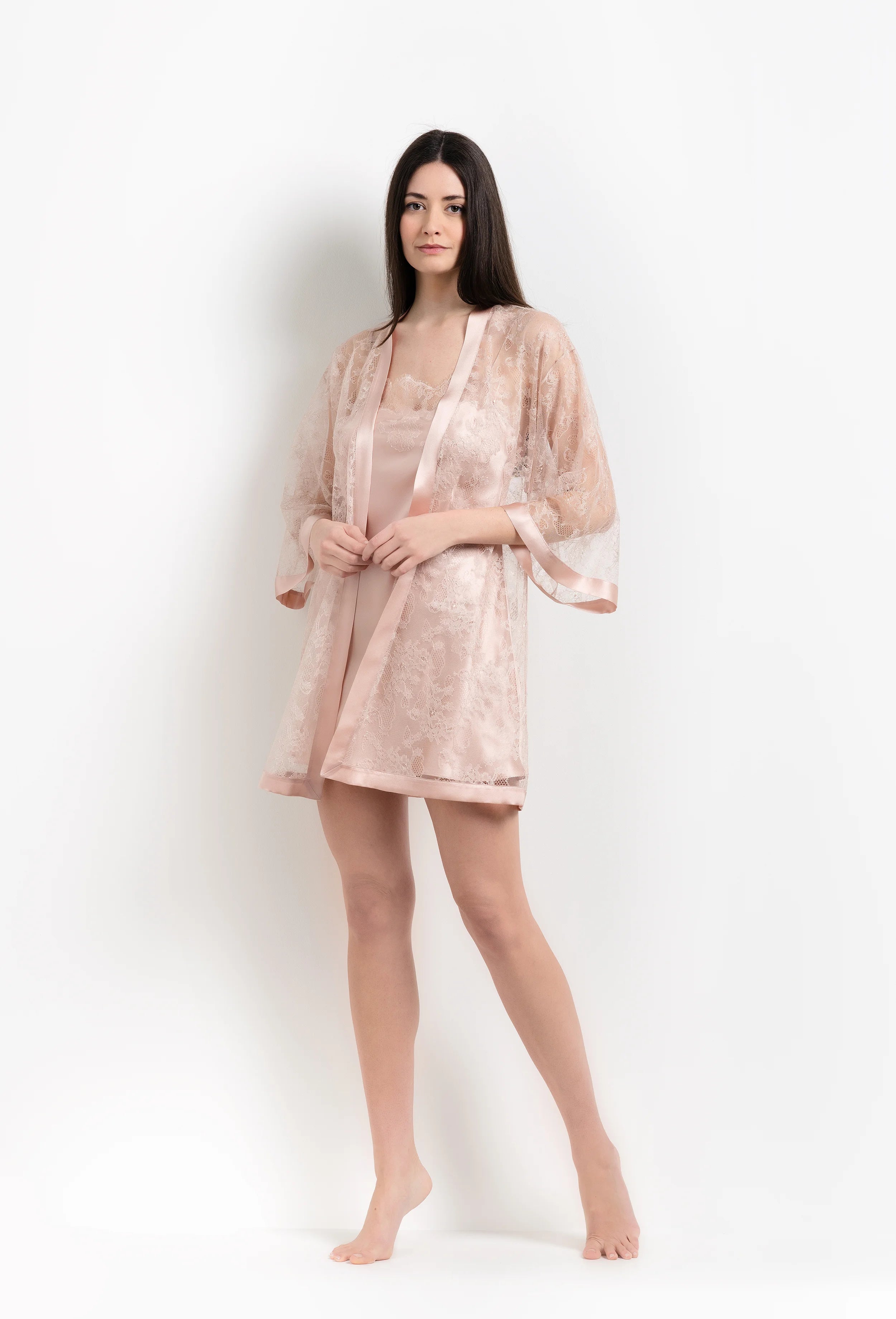 Enter Carine Gilson's world and the most beautiful silk lingerie with the 2026 Summer collection with this short kimono classic sleeves in light rose silk with pink rose lace