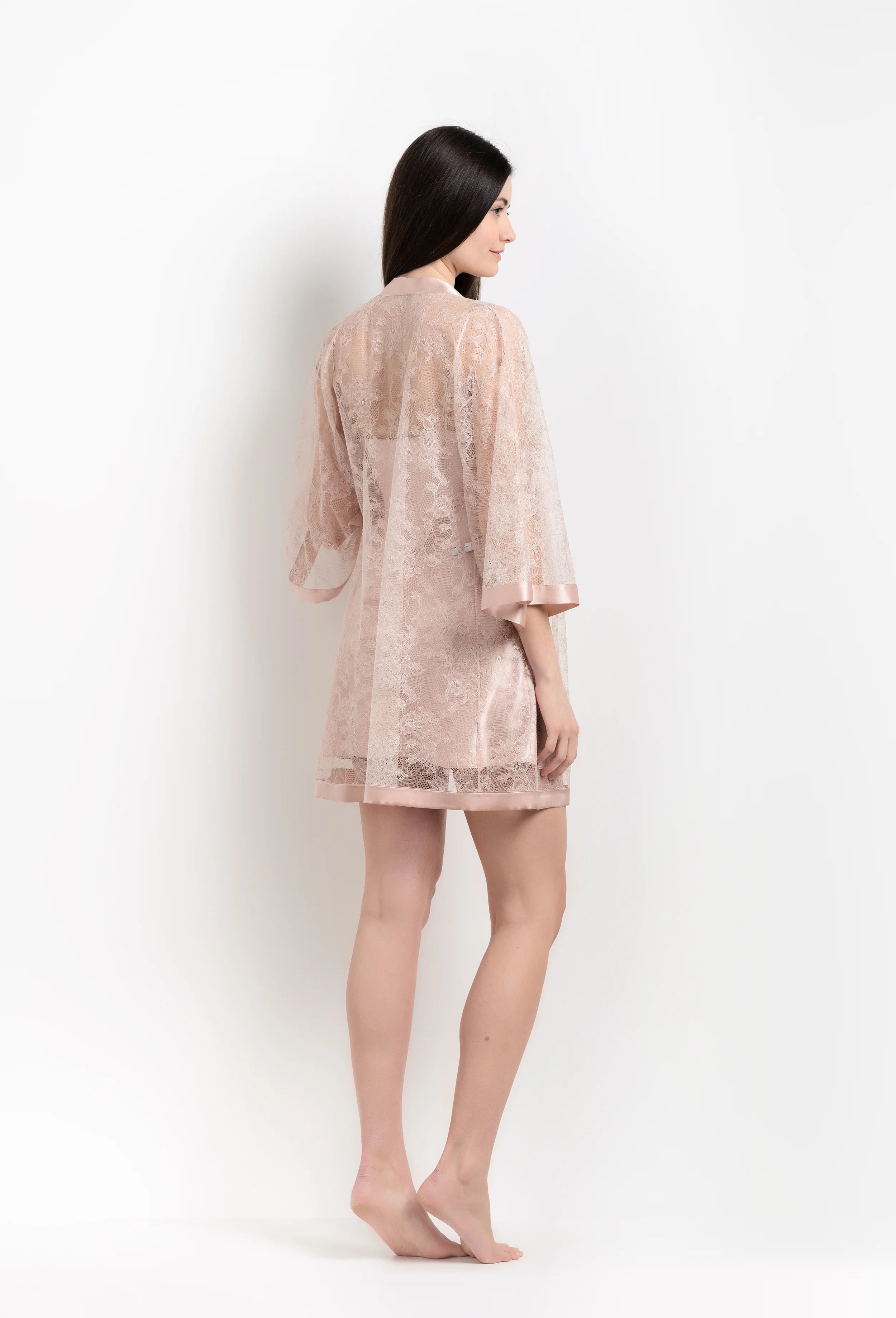Enter Carine Gilson's world and the most beautiful silk lingerie with the 2026 Summer collection with this short kimono classic sleeves in light rose silk with pink rose lace