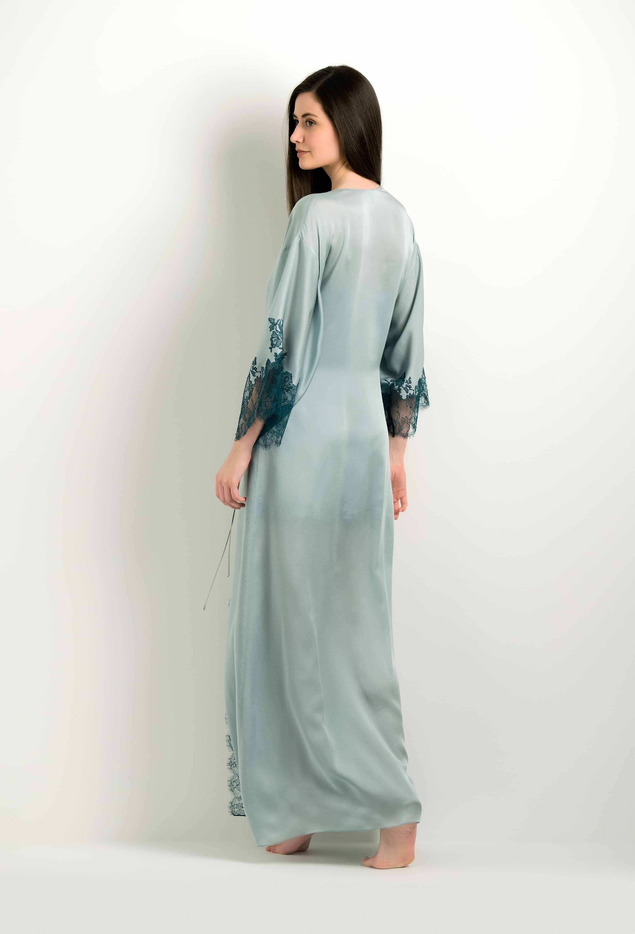 Discover the 2024 winter collection of lingerie couture from the house Carine Gilson with this Long Kimono Classic Sleeves in grey blue Silk with emerald green lace