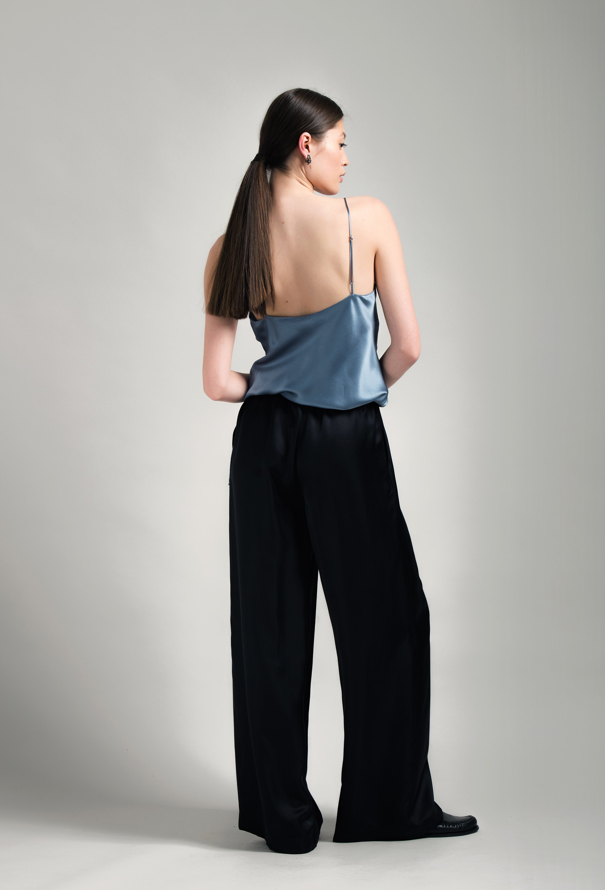 Discover the Hiver 2026-27 collection of lingerie couture from the house Carine Gilson with this camisole classic in blue stone silk  with grey lace