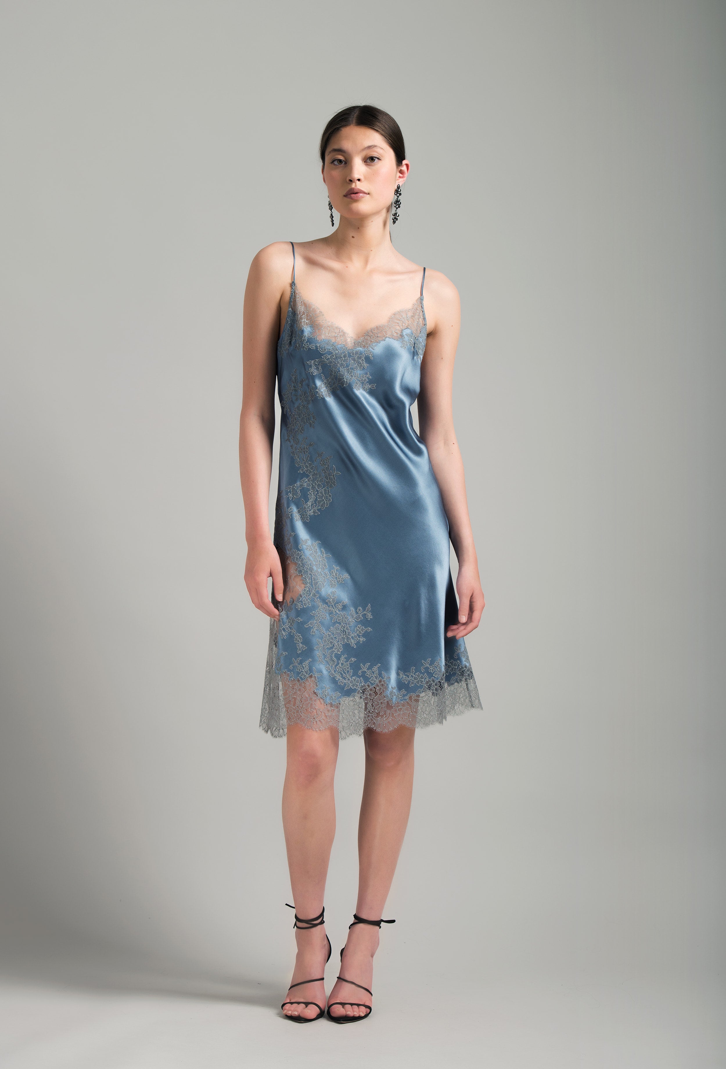 Enter Carine Gilson's world and the most beautiful silk lingerie with the Hiver 2026-27 collection with this Midi dress Classic Neckline in Blue stone Silk  with Grey lace