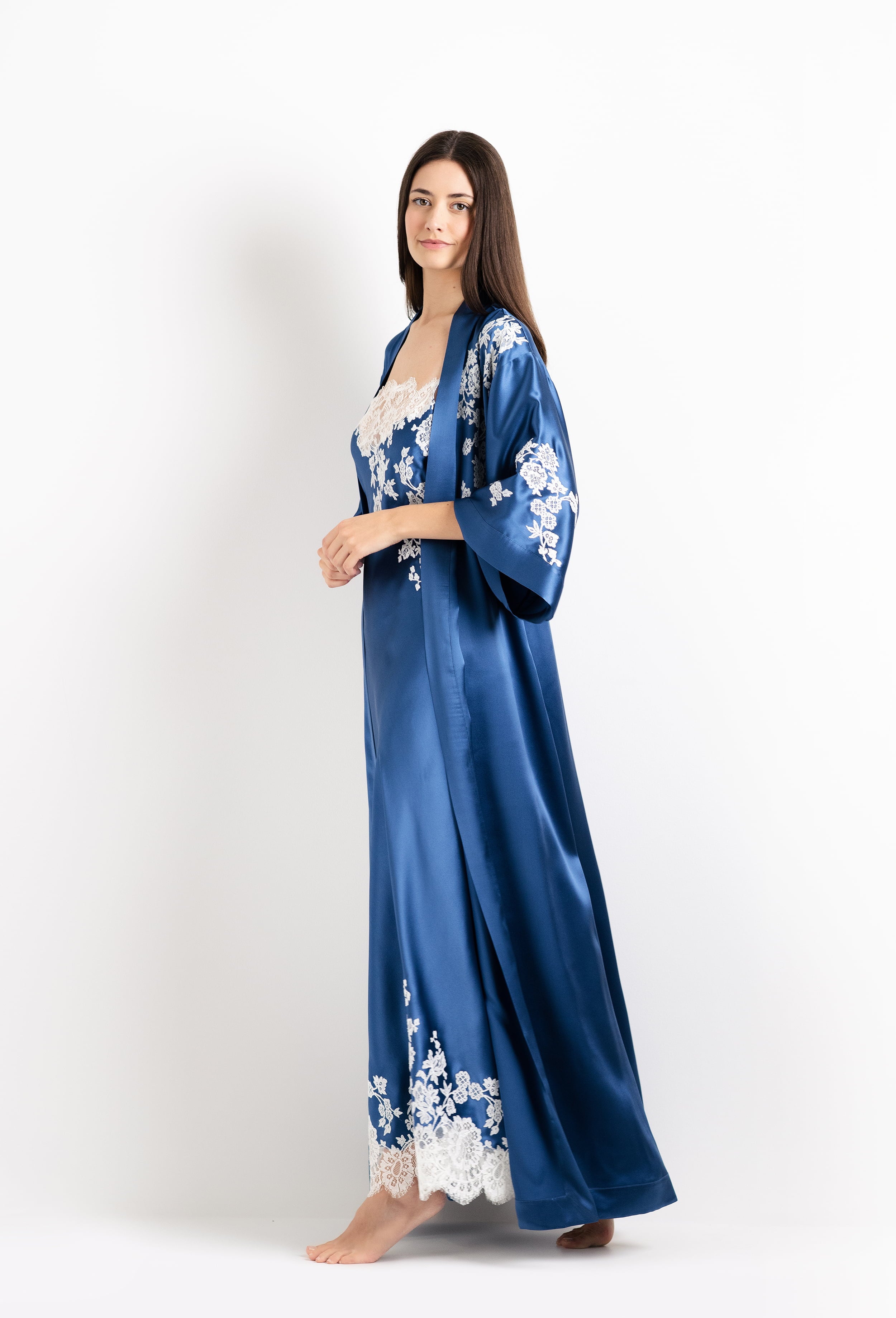 Be seduced by Carine Gilson most beautiful silk and lace collection with this Long Kimono Classic Sleeves in Azur Silk  with Natural lace