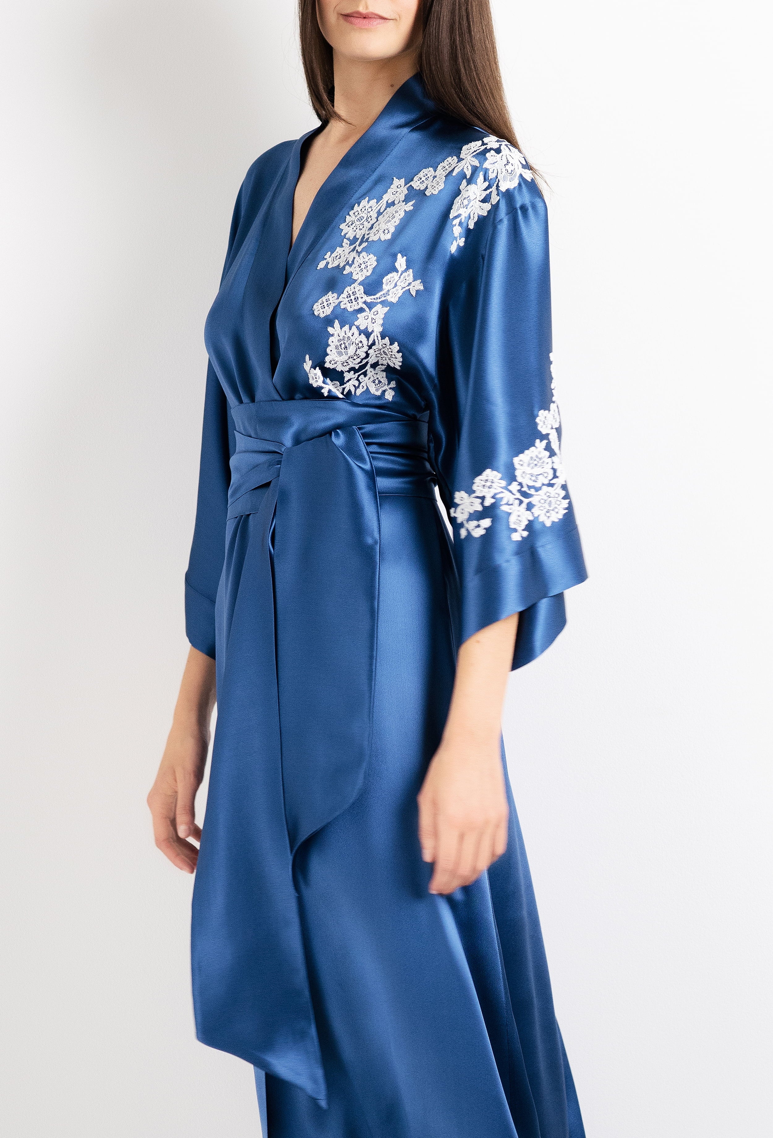 Be seduced by Carine Gilson most beautiful silk and lace collection with this Long Kimono Classic Sleeves in Azur Silk  with Natural lace