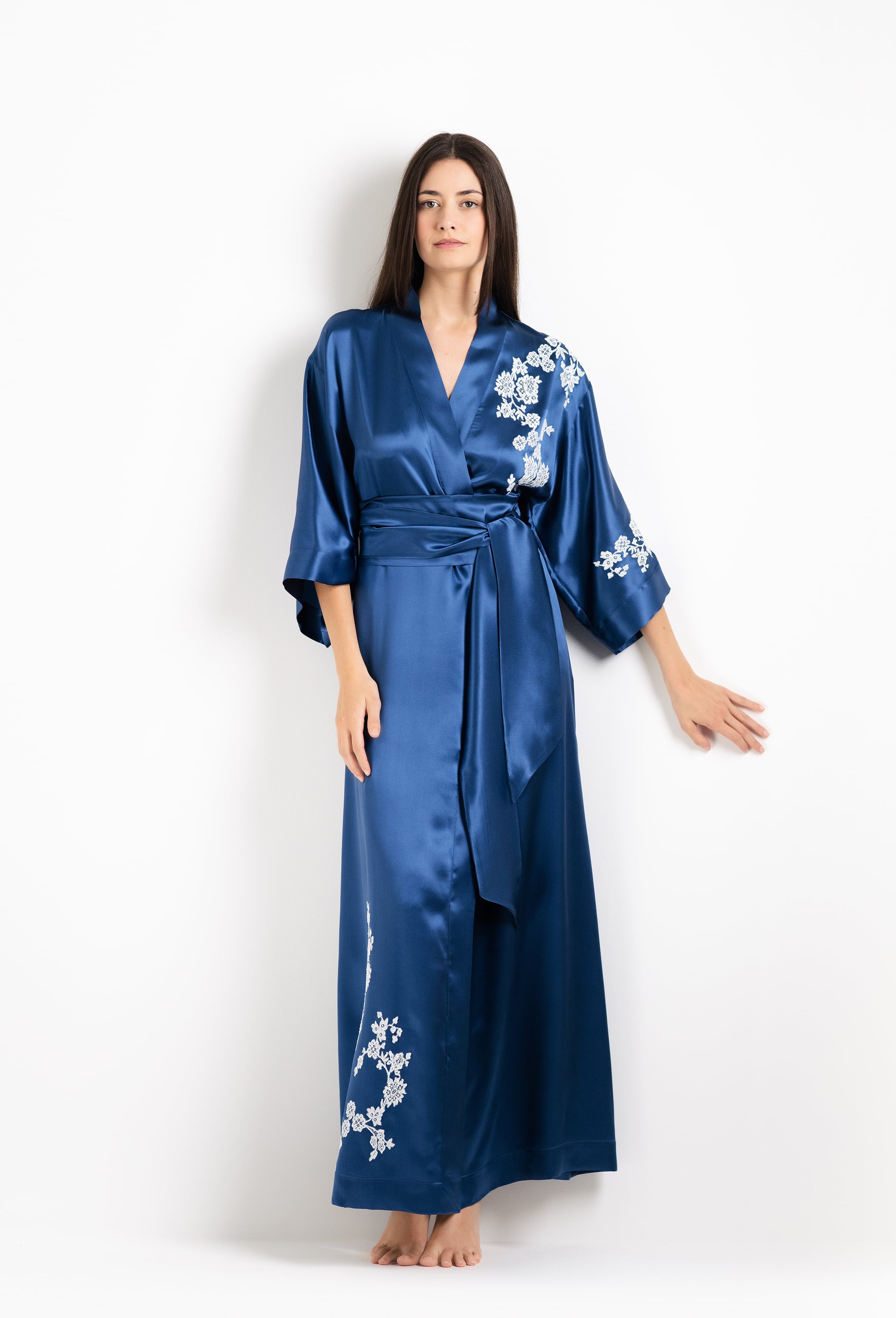Be seduced by Carine Gilson most beautiful silk and lace collection with this Long Kimono Classic Sleeves in Azur Silk  with Natural lace