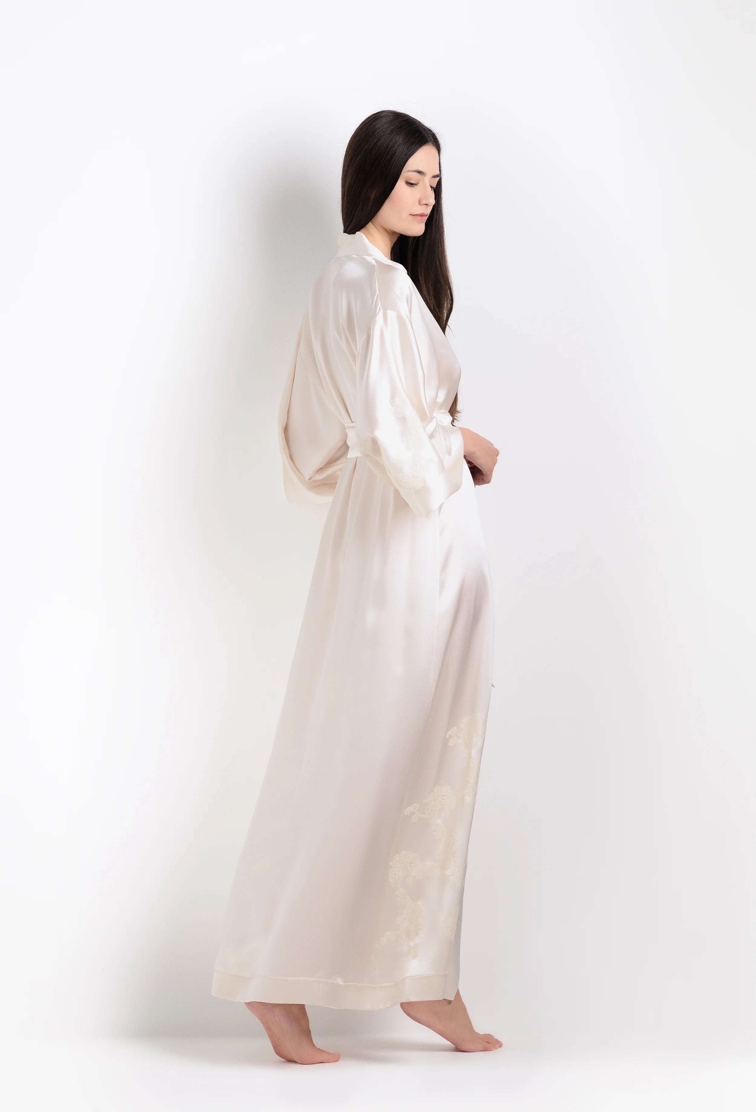 Be seduced by Carine Gilson most beautiful silk and lace collection with this long kimono classic sleeves in ivory silk  with ivory lace