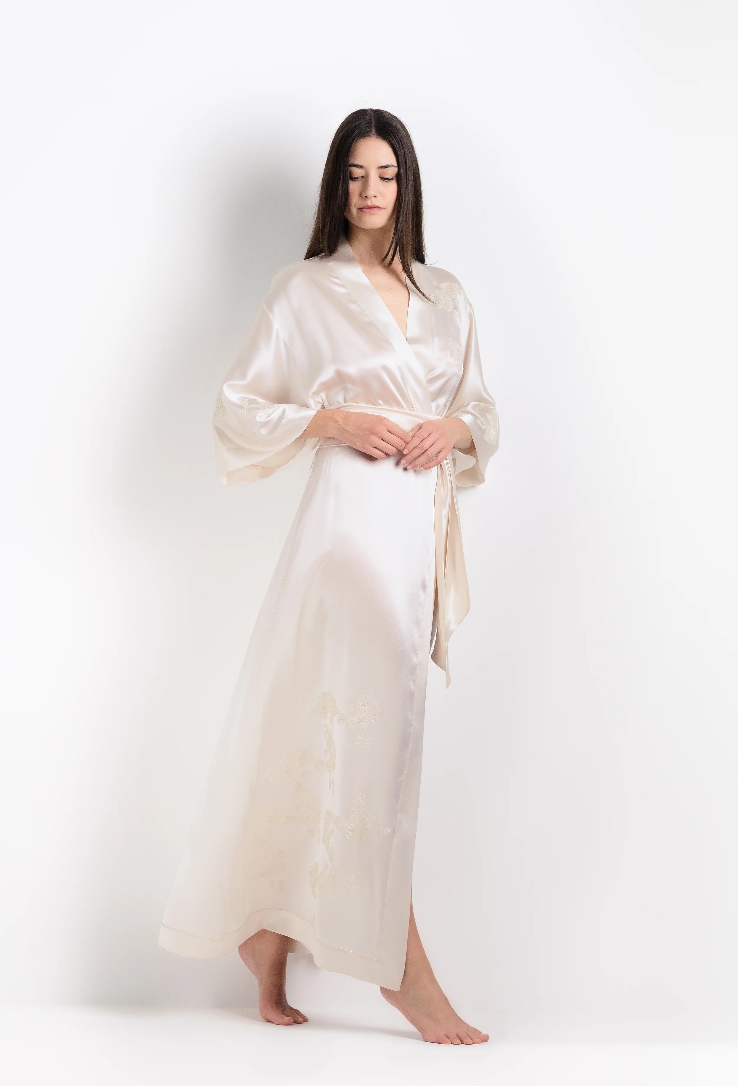 Be seduced by Carine Gilson most beautiful silk and lace collection with this long kimono classic sleeves in ivory silk  with ivory lace