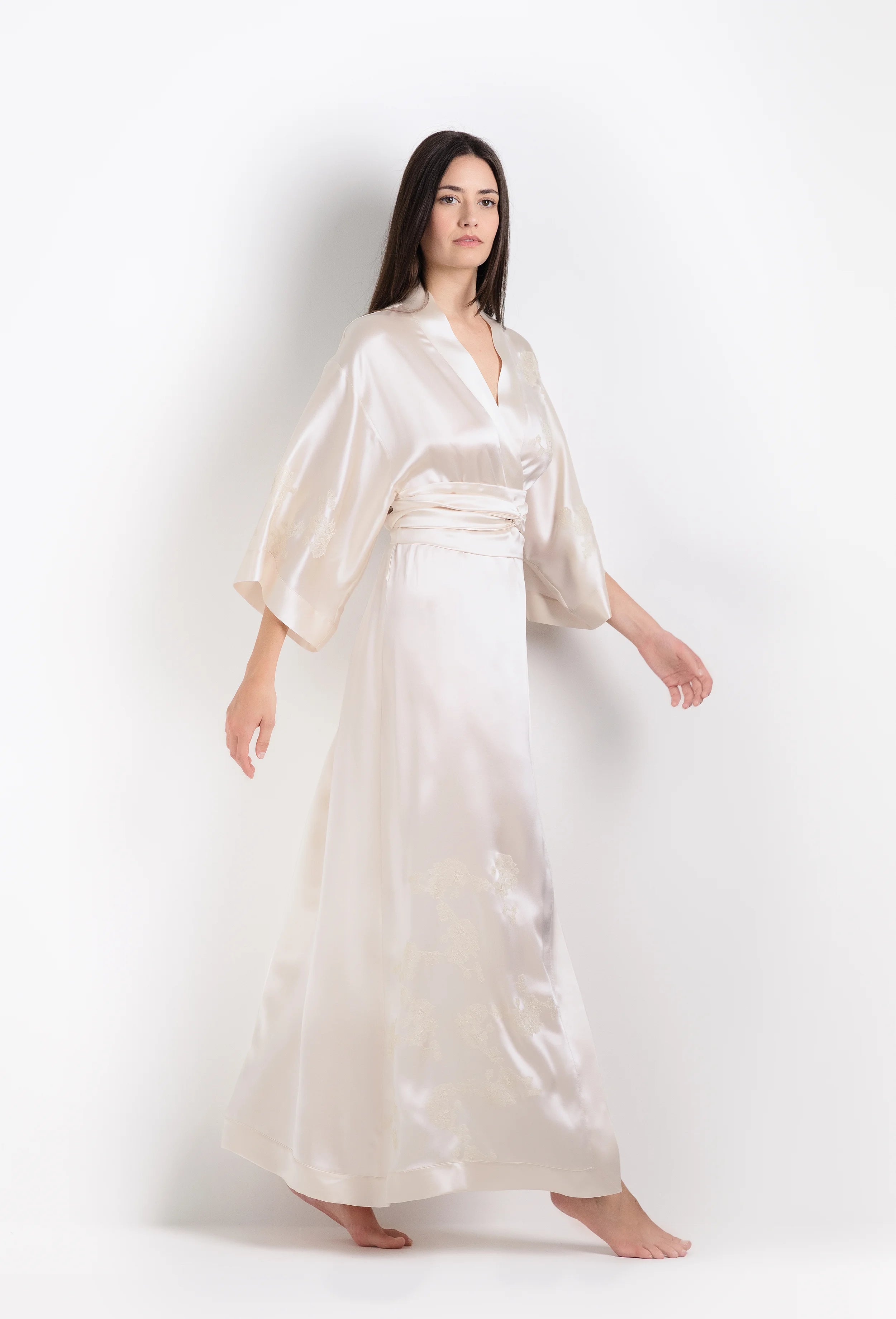 Be seduced by Carine Gilson most beautiful silk and lace collection with this long kimono classic sleeves in ivory silk  with ivory lace