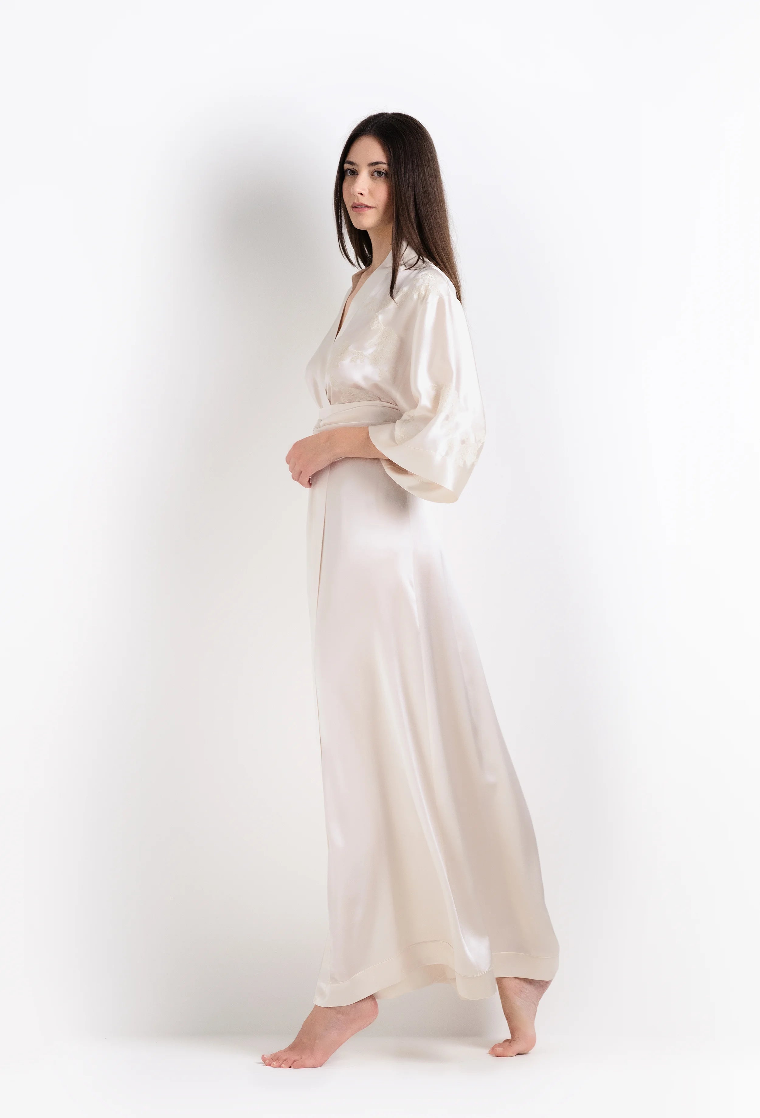 Be seduced by Carine Gilson most beautiful silk and lace collection with this long kimono classic sleeves in ivory silk  with ivory lace