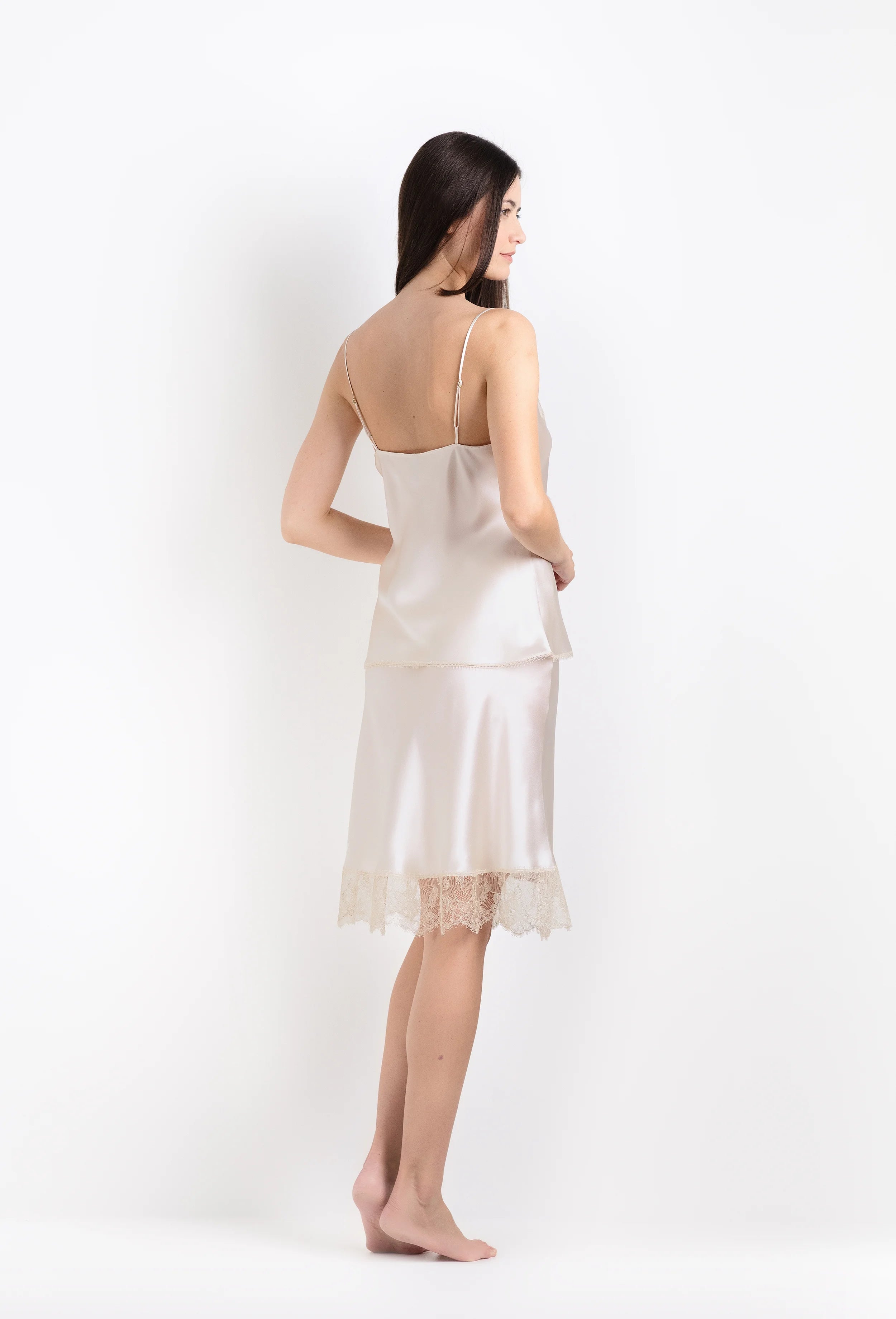 Enjoy the 2026 Summer collection of lingerie couture from the house Carine Gilson with this half slip in ivory silk  with ivory lace