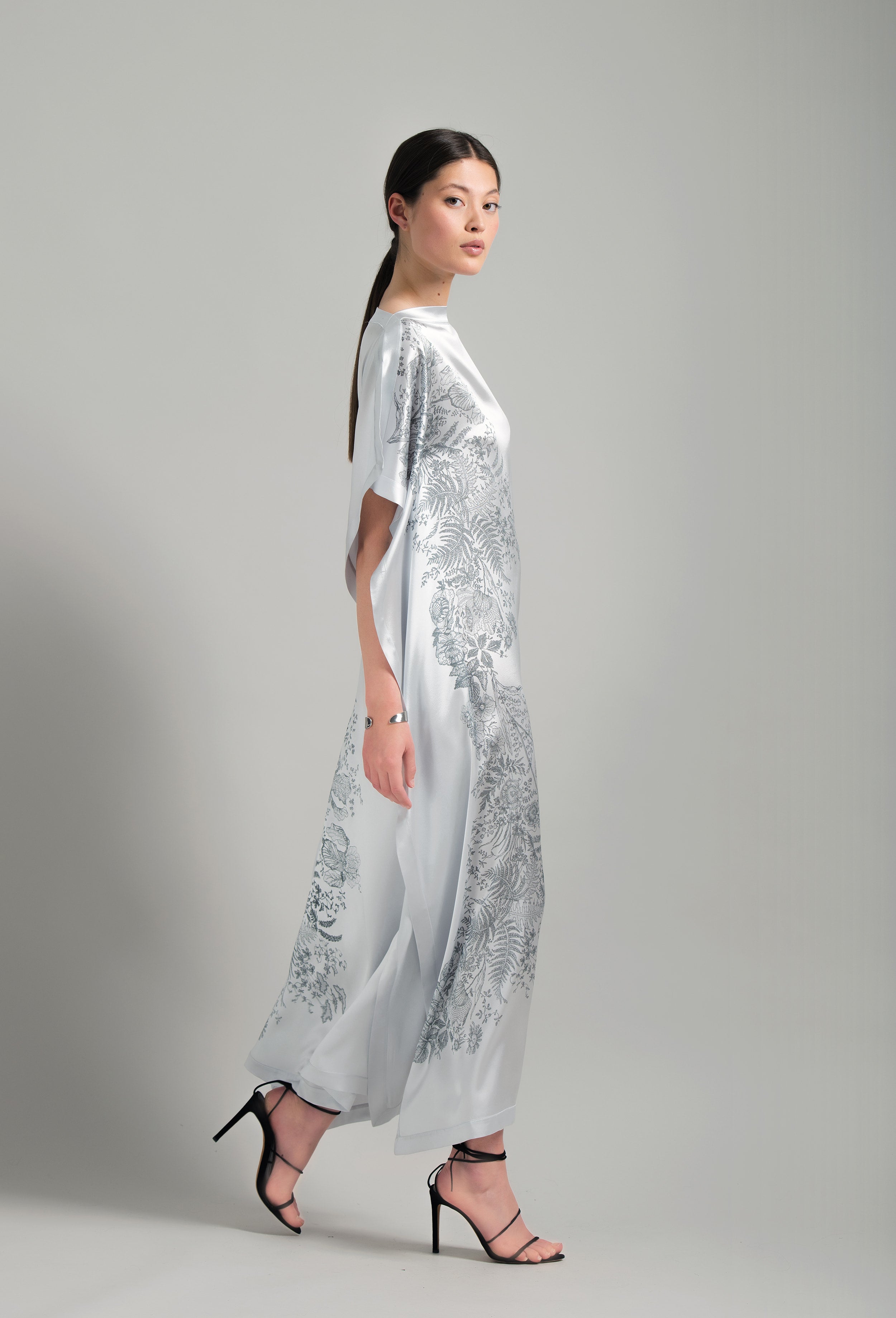 The Hiver 2026-27 collection from the house Carine Gilson - The most beautiful couture lingerie to be discovered with this Long Kaftan Dress with 2 Silk Carre in Silver print Silk 