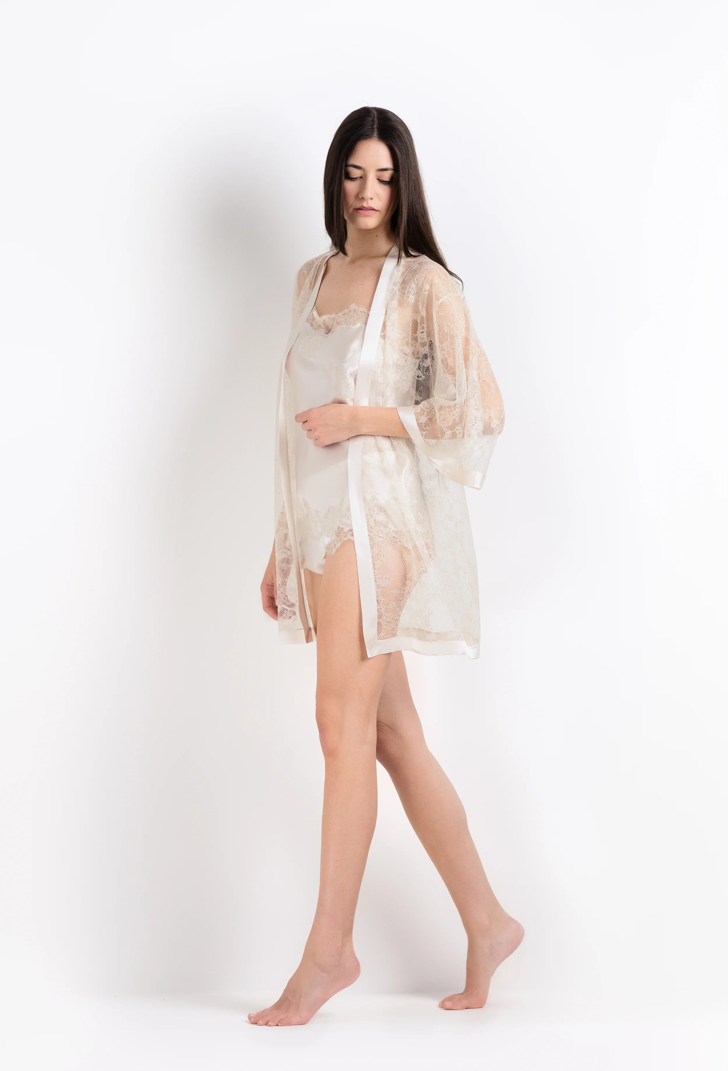 Enter Carine Gilson's world and the most beautiful silk lingerie with the 2026 Summer collection with this Short Kimono Classic Sleeves in ivory Silk  with ivory lace