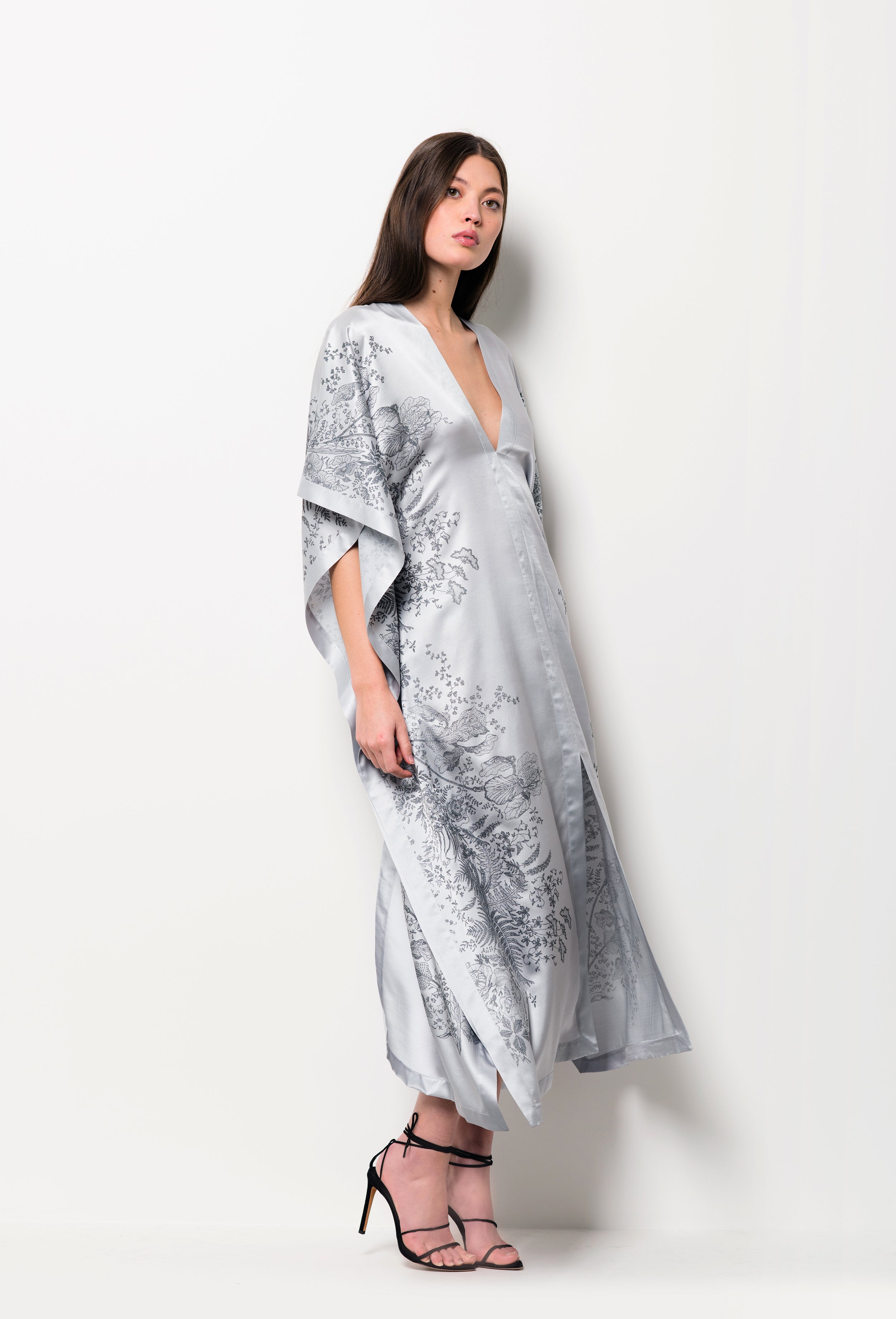 Discover the Hiver 2026-27 collection of lingerie couture from the house Carine Gilson with this Long Kaftan V Neck Back and Front in Silver print Silk