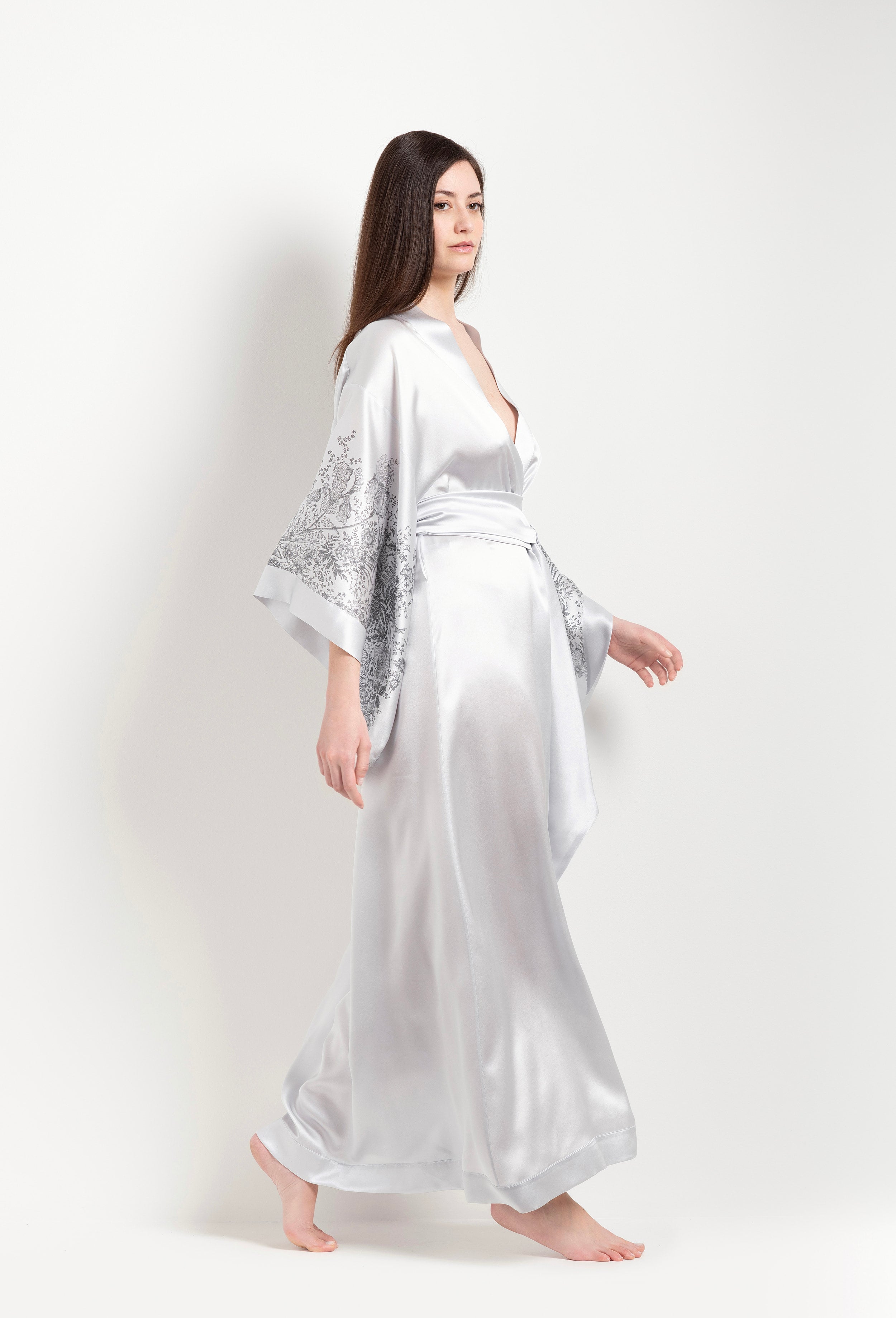 Made of silk and lace, explore the lingerie collection Winter 2026-27 from the house Carine Gilson with this Long Kimono Butterfly Sleeves in Silver print Silk 