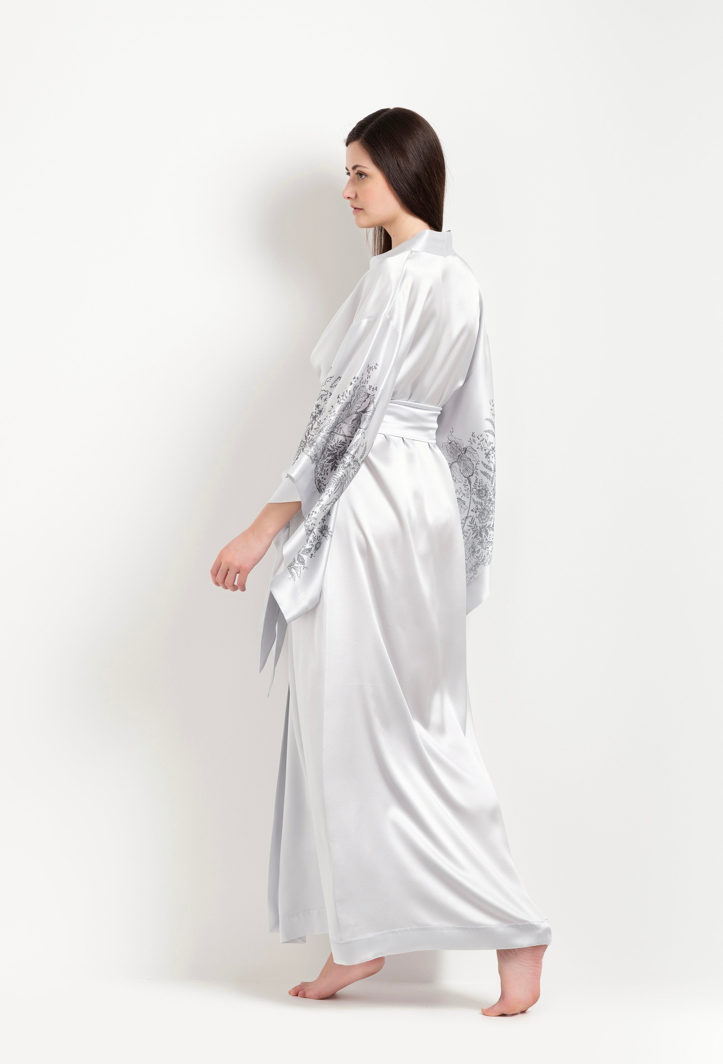 Made of silk and lace, explore the lingerie collection Winter 2026-27 from the house Carine Gilson with this Long Kimono Butterfly Sleeves in Silver print Silk 