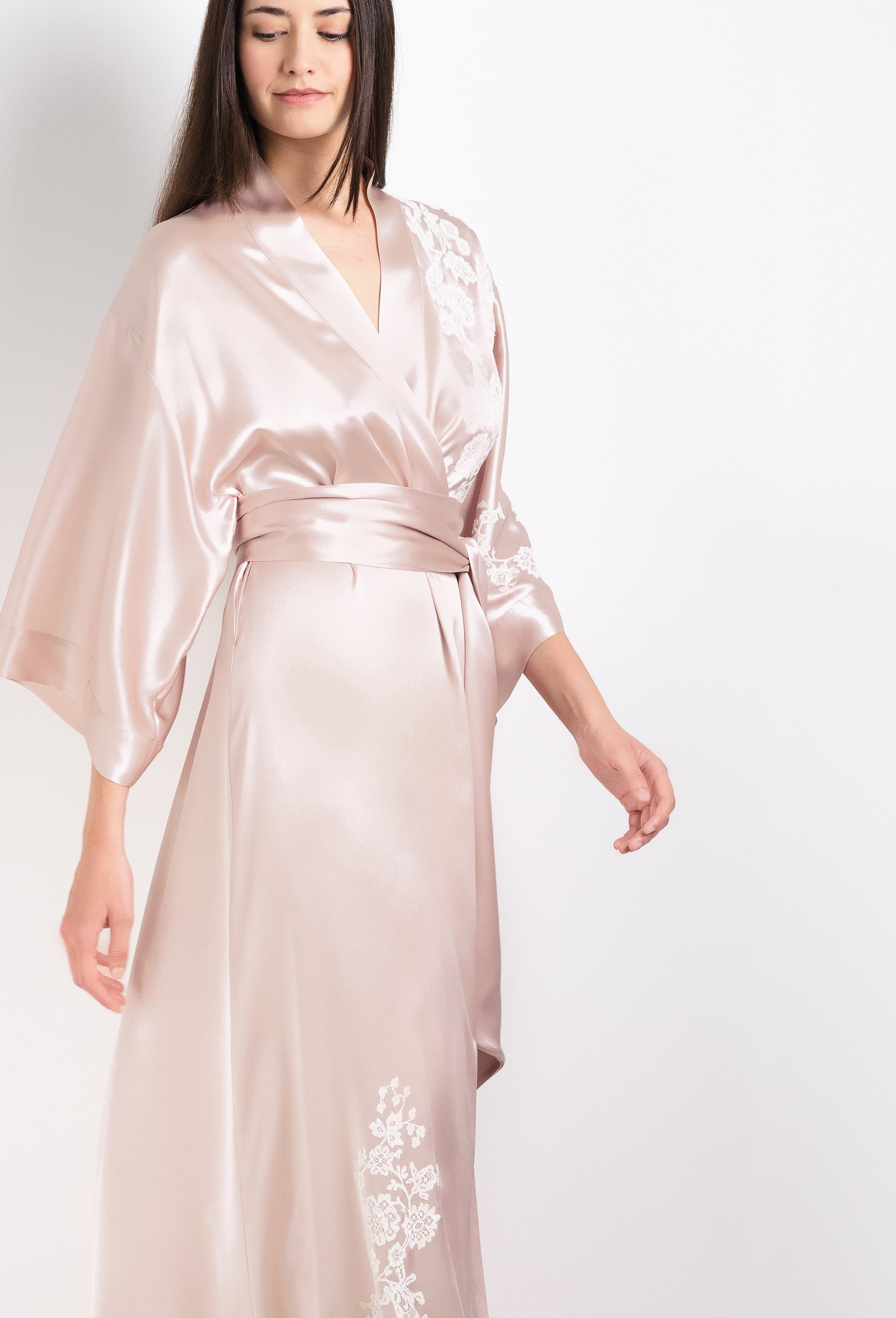 Be seduced by Carine Gilson most beautiful silk collection with this long kimono classic sleeves in silverpink silk  with natural lace